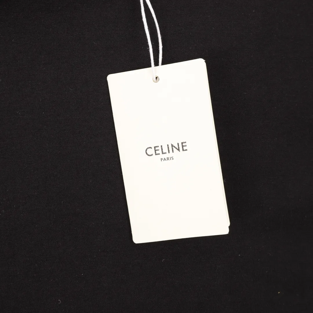 🅿️210 CELINE/Celine classic letter print basic short-sleeved T-shirt CE short-sleeved T-shirt with refreshing and clean temperament Summer T-shirt season is here, are you ready? ! Made of selected thick plain woven cotton, the texture of the fabric is porcelain and very elegant. The high-weight cotton is very breathable and moisture-wicking. The loose T-shirt is cut in a loose fit, which is looser than ordinary casual T-shirts. OVERSIZE's street style. The upper body is like a fashion girl, a trendy BOY. The CE letter logo on the chest embellishes the overall sense of luxury. The matte frosted foam craftsmanship is very classy. Customized cross rib collar, the collar will not deform after a lifetime of wear! , the simple style is easy to wear and versatile. The temperament is refreshing and clean, very tender; elegant and fashionable! No matter how you match it with your upper body, it is always a very elegant style! size:S-L