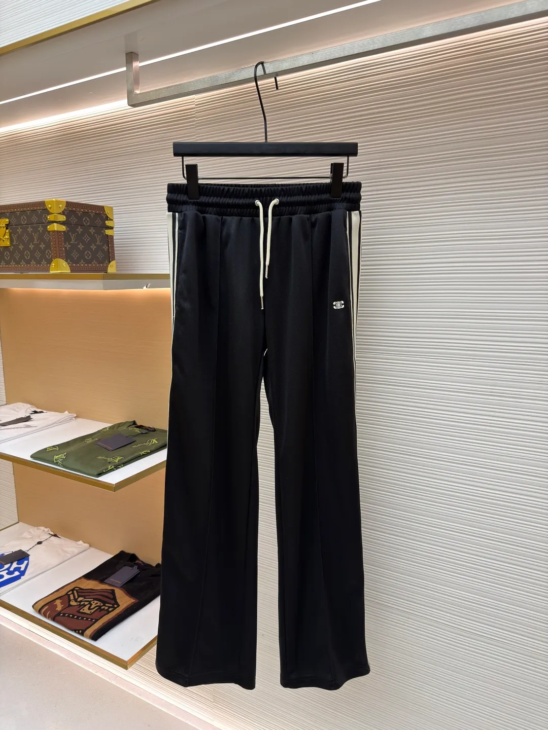 Celine Arc de Triomphe web trousers ●Original version: Purchased and developed for 9300 ●Item No.: 1680916-A75 ●Fabric: Regenerated Ningyun double-sided silk fabric ●Technology: Imported machine embroidery production ●Version: Fitted version ●Weight: about 485 grams ●Size: S-M-L-XL ●Description: Customized regenerated Ningyun double-sided silk, silky and delicate, as if caressing the early morning dew, comfortable and close to the skin The softness of off-white and the depth of black collide, creating a strong visual impact. The contrasting string webbing on the side gives it a unique sense of line. It is embellished with the iconic CELINE Arc de Triomphe embroidery and is highly recognizable. It is outlined with smooth straight lines from the waist to the trouser legs. It interprets the profound connotation of French elegance. It is a rare outfit. Adopt imported machine embroidery technology, use advanced computer control system and precision mechanical components to realize the Arc de Triomphe embroidery operation, with high precision, smooth and delicate lines, pure hand-made seamless webbing edge blending process, special hand stitching method to sew from the inside of the webbing and trouser legs, through hidden routing and fine stitching, the webbing and trouser legs are perfectly integrated, showing a simple and smooth appearance, and the fabrics have been washed, with better hand feel and texture, not easy to deform, not easy to shrink, not easy to fade, and maintain long-term beauty. The overall wiring is straight and delicate, the fabric is comfortable and soft, and the color is consistent without color difference. It can be matched with the same style to create a fashionable look and control various occasions. Customized accessories, complete with three standards, same style for men and women!