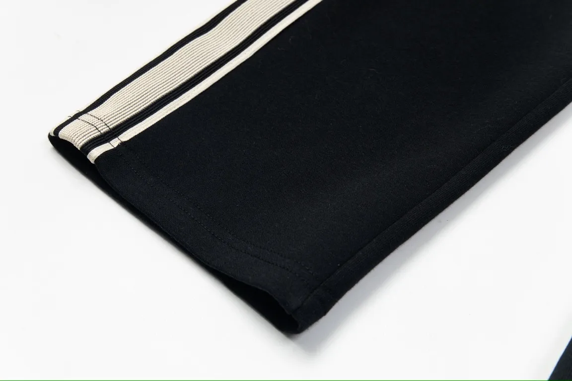 🅿️250 Celine's new letter embroidered yarn-dyed straight sweatpants casual couple style trousers 1⃣The fabric is made of reactive black 420g double yarn composite fabric, which is a very high-quality, thick and comfortable fabric. The waist is designed with hemming workmanship, making it more comfortable and stylish to wear! 2⃣The iconic logo embroidery design style is very youthful and energetic, and can be easily used by both men and women. It is very in line with the fashion aesthetic concepts of today's young people, creating a casual and lazy fashion tone, a must-have for autumn and winter! 3⃣ Exquisite workmanship and complete accessories! Color: black Size: S, M, L, XL