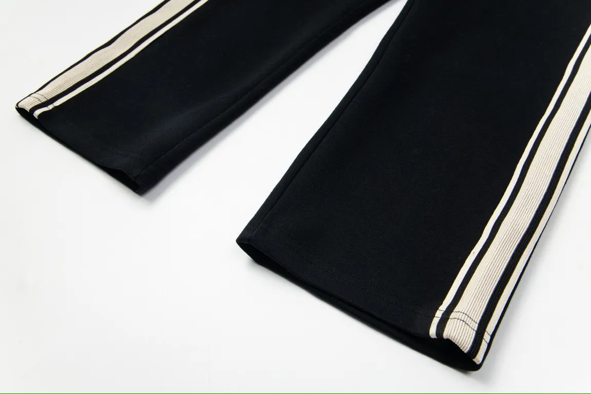 🅿️250 Celine's new letter embroidered yarn-dyed straight sweatpants casual couple style trousers 1⃣The fabric is made of reactive black 420g double yarn composite fabric, which is a very high-quality, thick and comfortable fabric. The waist is designed with hemming workmanship, making it more comfortable and stylish to wear! 2⃣The iconic logo embroidery design style is very youthful and energetic, and can be easily used by both men and women. It is very in line with the fashion aesthetic concepts of today's young people, creating a casual and lazy fashion tone, a must-have for autumn and winter! 3⃣ Exquisite workmanship and complete accessories! Color: black Size: S, M, L, XL