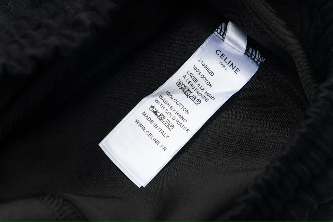 🅿️250 Celine's new letter embroidered yarn-dyed straight sweatpants casual couple style trousers 1⃣The fabric is made of reactive black 420g double yarn composite fabric, which is a very high-quality, thick and comfortable fabric. The waist is designed with hemming workmanship, making it more comfortable and stylish to wear! 2⃣The iconic logo embroidery design style is very youthful and energetic, and can be easily used by both men and women. It is very in line with the fashion aesthetic concepts of today's young people, creating a casual and lazy fashion tone, a must-have for autumn and winter! 3⃣ Exquisite workmanship and complete accessories! Color: black Size: S, M, L, XL
