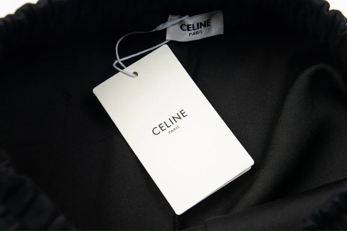 🅿️250 Celine's new letter embroidered yarn-dyed straight sweatpants casual couple style trousers 1⃣The fabric is made of reactive black 420g double yarn composite fabric, which is a very high-quality, thick and comfortable fabric. The waist is designed with hemming workmanship, making it more comfortable and stylish to wear! 2⃣The iconic logo embroidery design style is very youthful and energetic, and can be easily used by both men and women. It is very in line with the fashion aesthetic concepts of today's young people, creating a casual and lazy fashion tone, a must-have for autumn and winter! 3⃣ Exquisite workmanship and complete accessories! Color: black Size: S, M, L, XL