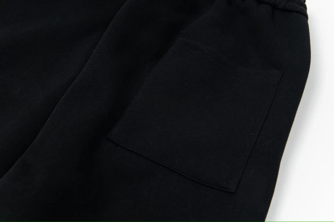 🅿️250 Celine's new letter embroidered yarn-dyed straight sweatpants casual couple style trousers 1⃣The fabric is made of reactive black 420g double yarn composite fabric, which is a very high-quality, thick and comfortable fabric. The waist is designed with hemming workmanship, making it more comfortable and stylish to wear! 2⃣The iconic logo embroidery design style is very youthful and energetic, and can be easily used by both men and women. It is very in line with the fashion aesthetic concepts of today's young people, creating a casual and lazy fashion tone, a must-have for autumn and winter! 3⃣ Exquisite workmanship and complete accessories! Color: black Size: S, M, L, XL
