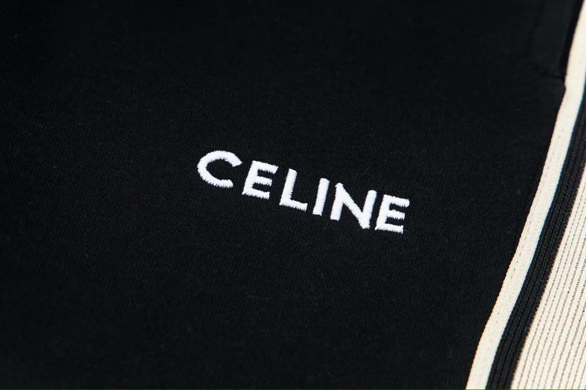 🅿️250 Celine's new letter embroidered yarn-dyed straight sweatpants casual couple style trousers 1⃣The fabric is made of reactive black 420g double yarn composite fabric, which is a very high-quality, thick and comfortable fabric. The waist is designed with hemming workmanship, making it more comfortable and stylish to wear! 2⃣The iconic logo embroidery design style is very youthful and energetic, and can be easily used by both men and women. It is very in line with the fashion aesthetic concepts of today's young people, creating a casual and lazy fashion tone, a must-have for autumn and winter! 3⃣ Exquisite workmanship and complete accessories! Color: black Size: S, M, L, XL