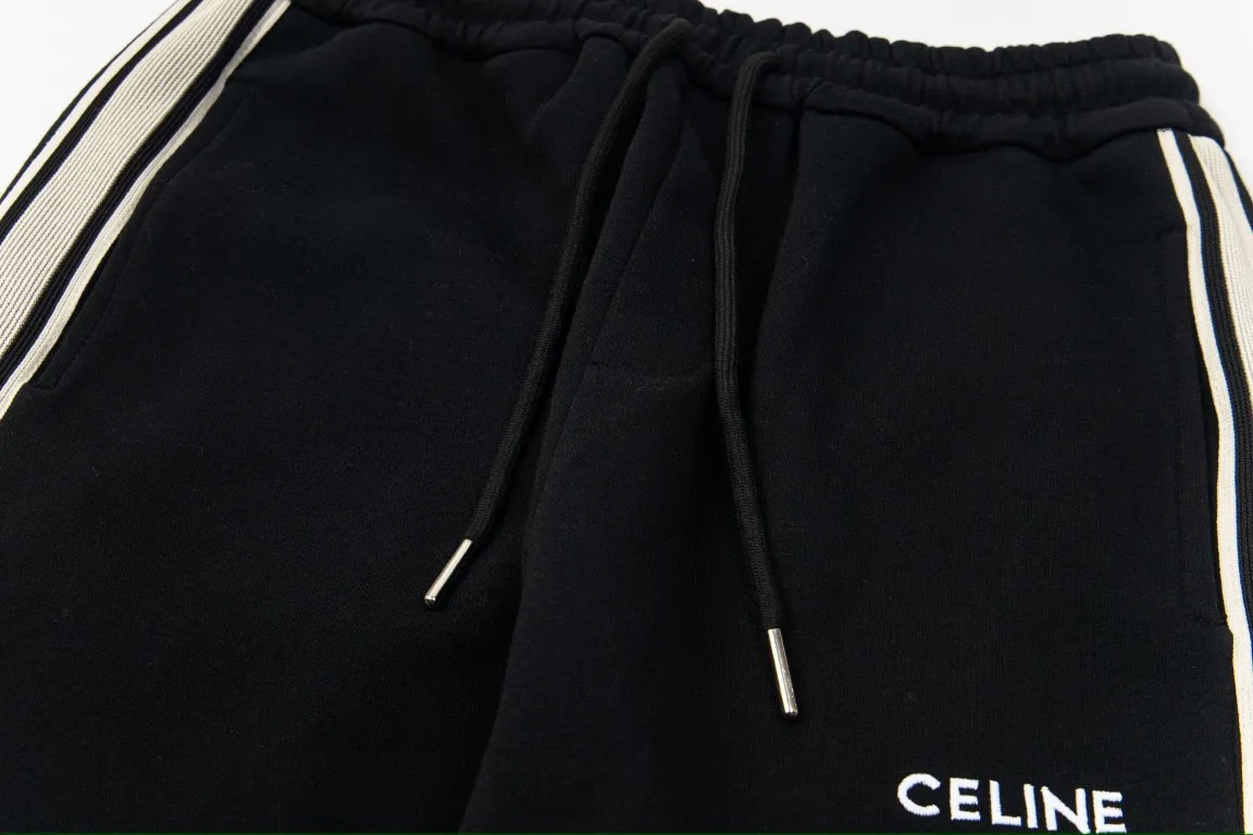 🅿️250 Celine's new letter embroidered yarn-dyed straight sweatpants casual couple style trousers 1⃣The fabric is made of reactive black 420g double yarn composite fabric, which is a very high-quality, thick and comfortable fabric. The waist is designed with hemming workmanship, making it more comfortable and stylish to wear! 2⃣The iconic logo embroidery design style is very youthful and energetic, and can be easily used by both men and women. It is very in line with the fashion aesthetic concepts of today's young people, creating a casual and lazy fashion tone, a must-have for autumn and winter! 3⃣ Exquisite workmanship and complete accessories! Color: black Size: S, M, L, XL