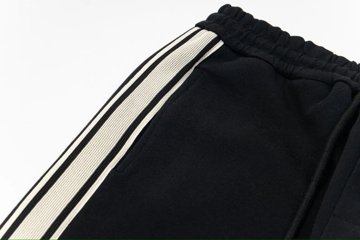 🅿️250 Celine's new letter embroidered yarn-dyed straight sweatpants casual couple style trousers 1⃣The fabric is made of reactive black 420g double yarn composite fabric, which is a very high-quality, thick and comfortable fabric. The waist is designed with hemming workmanship, making it more comfortable and stylish to wear! 2⃣The iconic logo embroidery design style is very youthful and energetic, and can be easily used by both men and women. It is very in line with the fashion aesthetic concepts of today's young people, creating a casual and lazy fashion tone, a must-have for autumn and winter! 3⃣ Exquisite workmanship and complete accessories! Color: black Size: S, M, L, XL