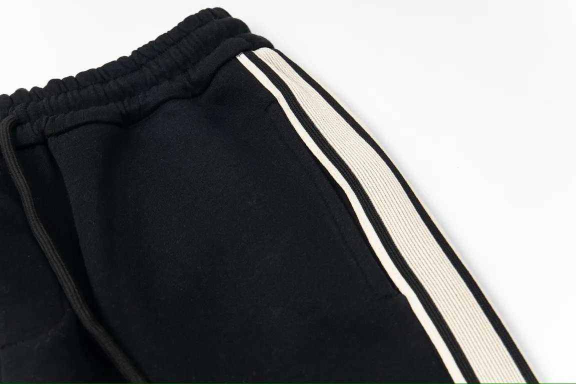 🅿️250 Celine's new letter embroidered yarn-dyed straight sweatpants casual couple style trousers 1⃣The fabric is made of reactive black 420g double yarn composite fabric, which is a very high-quality, thick and comfortable fabric. The waist is designed with hemming workmanship, making it more comfortable and stylish to wear! 2⃣The iconic logo embroidery design style is very youthful and energetic, and can be easily used by both men and women. It is very in line with the fashion aesthetic concepts of today's young people, creating a casual and lazy fashion tone, a must-have for autumn and winter! 3⃣ Exquisite workmanship and complete accessories! Color: black Size: S, M, L, XL