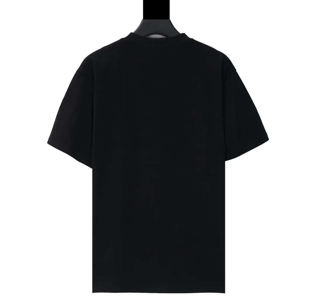 🅿️180 CELINE/Celine classic letter printed short-sleeved CE short-sleeved T-shirt with refreshing and clean temperament. Summer T-shirt season is here, are you ready? ! Made of selected thick plain woven cotton, the texture of the fabric is porcelain and very elegant. The high-weight cotton is very breathable and moisture-wicking. The loose T-shirt is cut in a loose fit, which is looser than ordinary casual T-shirts. OVERSIZE's street style. The upper body is like a fashion girl, a trendy BOY. The CE letter logo on the chest embellishes the overall sense of luxury. The matte frosted foam craftsmanship is very classy. Customized cross rib collar, the collar will not deform after a lifetime of wear! , the simple style is easy to wear and versatile. The temperament is refreshing and clean, very tender; elegant and fashionable! No matter how you match it with your upper body, it is always a very elegant style! Size:XS S M L