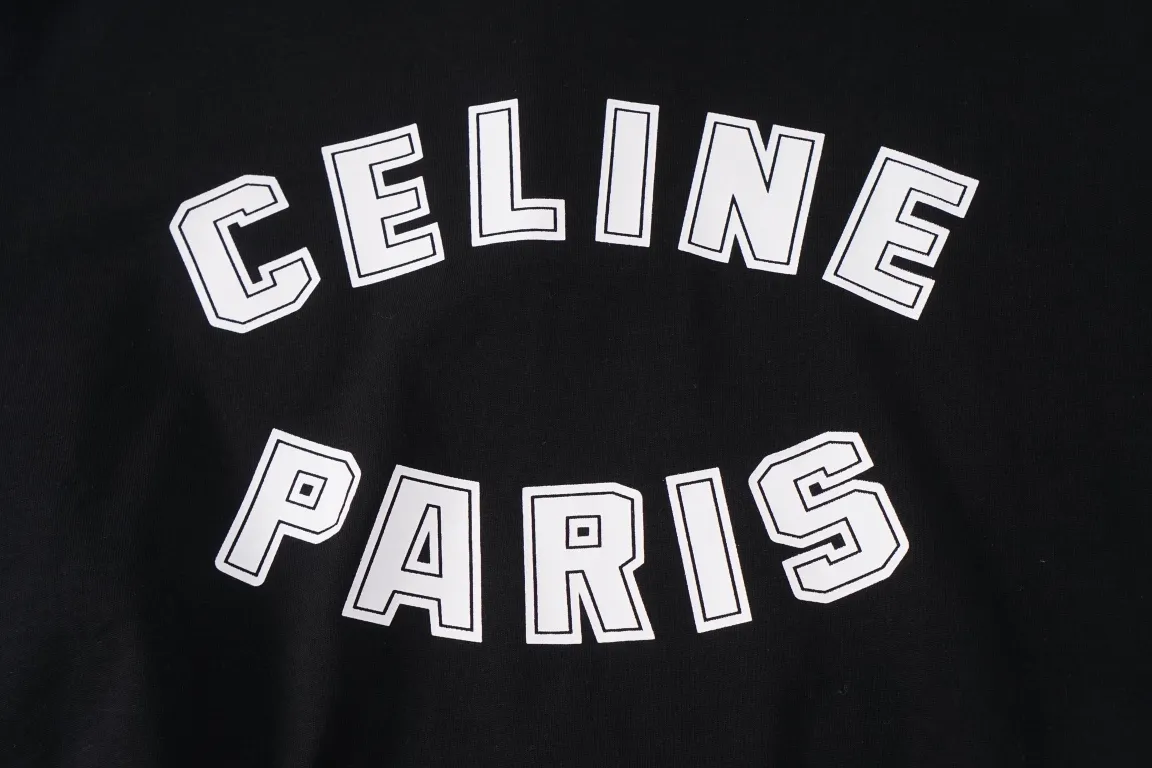 🅿️180 CELINE/Celine classic letter printed short-sleeved CE short-sleeved T-shirt with refreshing and clean temperament. Summer T-shirt season is here, are you ready? ! Made of selected thick plain woven cotton, the texture of the fabric is porcelain and very elegant. The high-weight cotton is very breathable and moisture-wicking. The loose T-shirt is cut in a loose fit, which is looser than ordinary casual T-shirts. OVERSIZE's street style. The upper body is like a fashion girl, a trendy BOY. The CE letter logo on the chest embellishes the overall sense of luxury. The matte frosted foam craftsmanship is very classy. Customized cross rib collar, the collar will not deform after a lifetime of wear! , the simple style is easy to wear and versatile. The temperament is refreshing and clean, very tender; elegant and fashionable! No matter how you match it with your upper body, it is always a very elegant style! Size:XS S M L