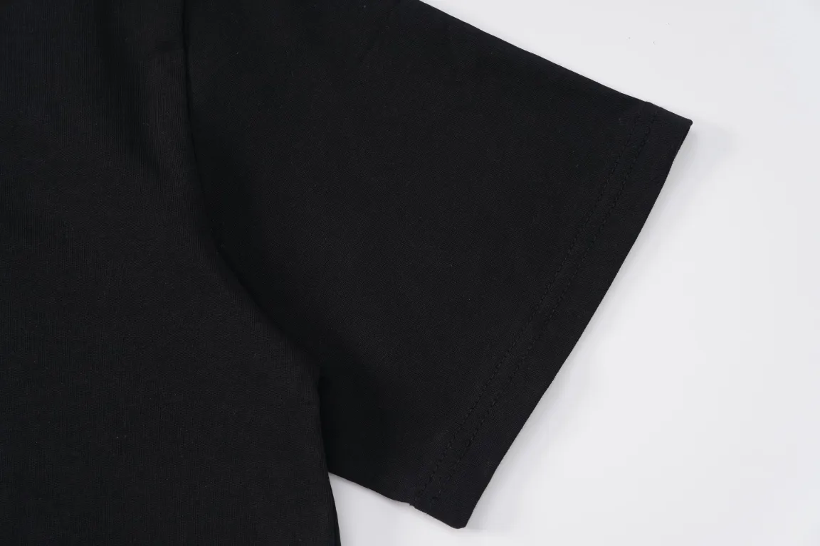 🅿️180 CELINE/Celine classic letter printed short-sleeved CE short-sleeved T-shirt with refreshing and clean temperament. Summer T-shirt season is here, are you ready? ! Made of selected thick plain woven cotton, the texture of the fabric is porcelain and very elegant. The high-weight cotton is very breathable and moisture-wicking. The loose T-shirt is cut in a loose fit, which is looser than ordinary casual T-shirts. OVERSIZE's street style. The upper body is like a fashion girl, a trendy BOY. The CE letter logo on the chest embellishes the overall sense of luxury. The matte frosted foam craftsmanship is very classy. Customized cross rib collar, the collar will not deform after a lifetime of wear! , the simple style is easy to wear and versatile. The temperament is refreshing and clean, very tender; elegant and fashionable! No matter how you match it with your upper body, it is always a very elegant style! Size:XS S M L