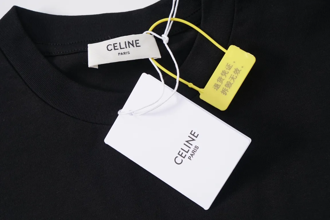 🅿️180 CELINE/Celine classic letter printed short-sleeved CE short-sleeved T-shirt with refreshing and clean temperament. Summer T-shirt season is here, are you ready? ! Made of selected thick plain woven cotton, the texture of the fabric is porcelain and very elegant. The high-weight cotton is very breathable and moisture-wicking. The loose T-shirt is cut in a loose fit, which is looser than ordinary casual T-shirts. OVERSIZE's street style. The upper body is like a fashion girl, a trendy BOY. The CE letter logo on the chest embellishes the overall sense of luxury. The matte frosted foam craftsmanship is very classy. Customized cross rib collar, the collar will not deform after a lifetime of wear! , the simple style is easy to wear and versatile. The temperament is refreshing and clean, very tender; elegant and fashionable! No matter how you match it with your upper body, it is always a very elegant style! Size:XS S M L