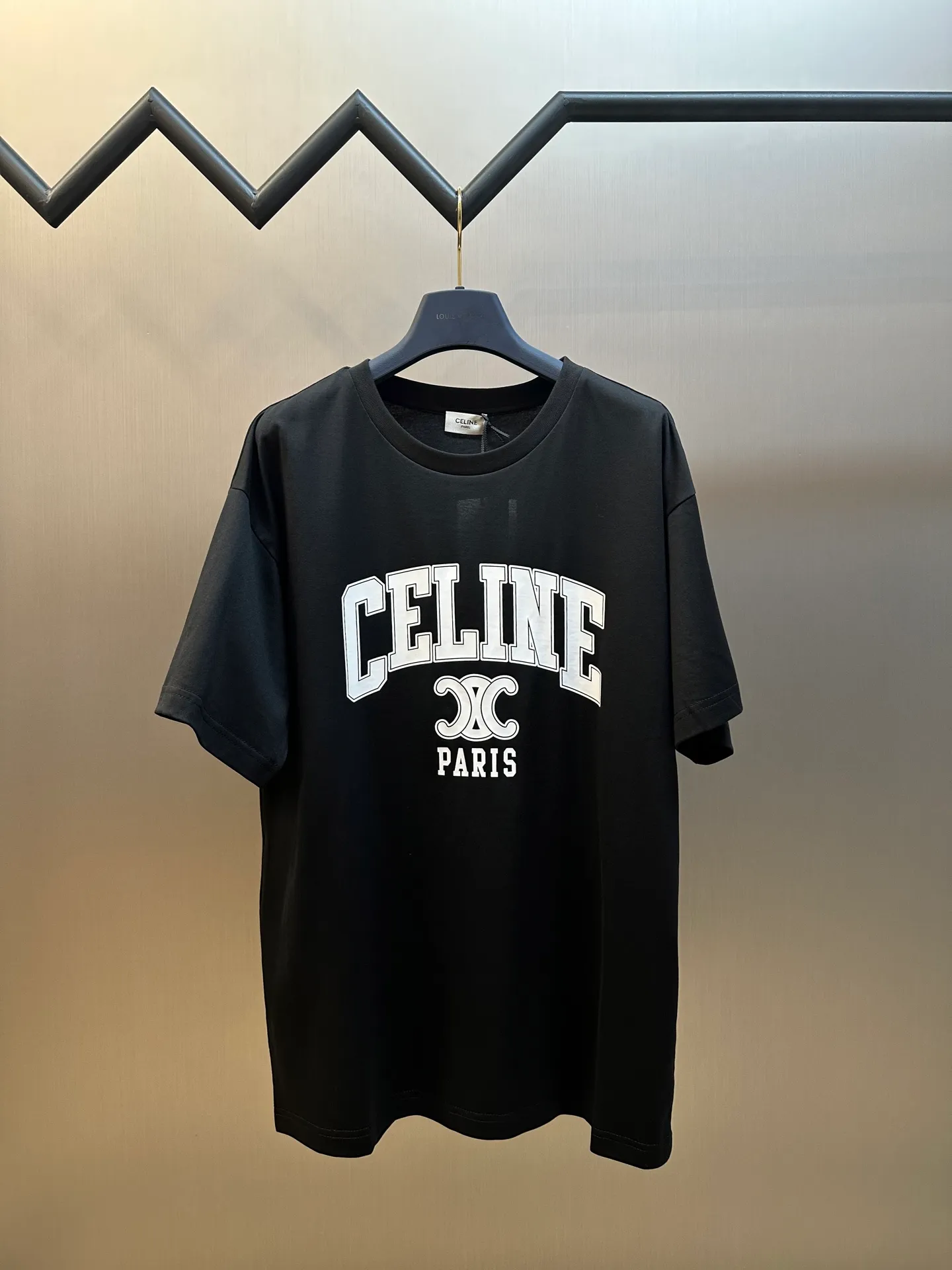 🅿️260 Celine Arc de Triomphe Printed Round Neck Short Sleeve Specific mercerized long-staple cotton fabric, environmentally friendly elastic offset printing with silicone oil. Silicone oil has good elasticity. Adding it to the glue can significantly improve the elasticity of the finished product, making the fabric softer and more comfortable. At the same time, it can enhance the adhesion between the glue and the fabric. The glue and the fabric have strong adhesion, are washable and wear-resistant, and are not easy to fall off or change color.  Basic H loose round neck cut, classic round neck and short sleeve design. The internal seams are embedded with elastic panels to prevent the body from moving after repeated wear and washing. The cuffs and hem bottom are fixed with specially machined double topstitching.  size：xs s m l