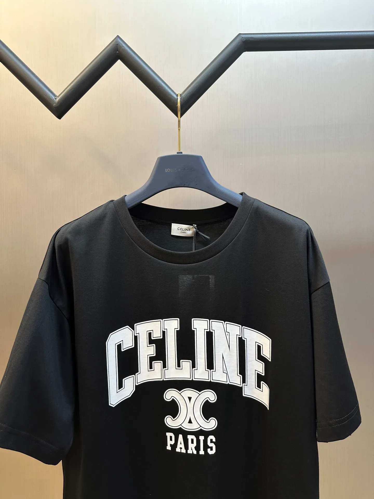 🅿️260 Celine Arc de Triomphe Printed Round Neck Short Sleeve Specific mercerized long-staple cotton fabric, environmentally friendly elastic offset printing with silicone oil. Silicone oil has good elasticity. Adding it to the glue can significantly improve the elasticity of the finished product, making the fabric softer and more comfortable. At the same time, it can enhance the adhesion between the glue and the fabric. The glue and the fabric have strong adhesion, are washable and wear-resistant, and are not easy to fall off or change color.  Basic H loose round neck cut, classic round neck and short sleeve design. The internal seams are embedded with elastic panels to prevent the body from moving after repeated wear and washing. The cuffs and hem bottom are fixed with specially machined double topstitching.  size：xs s m l