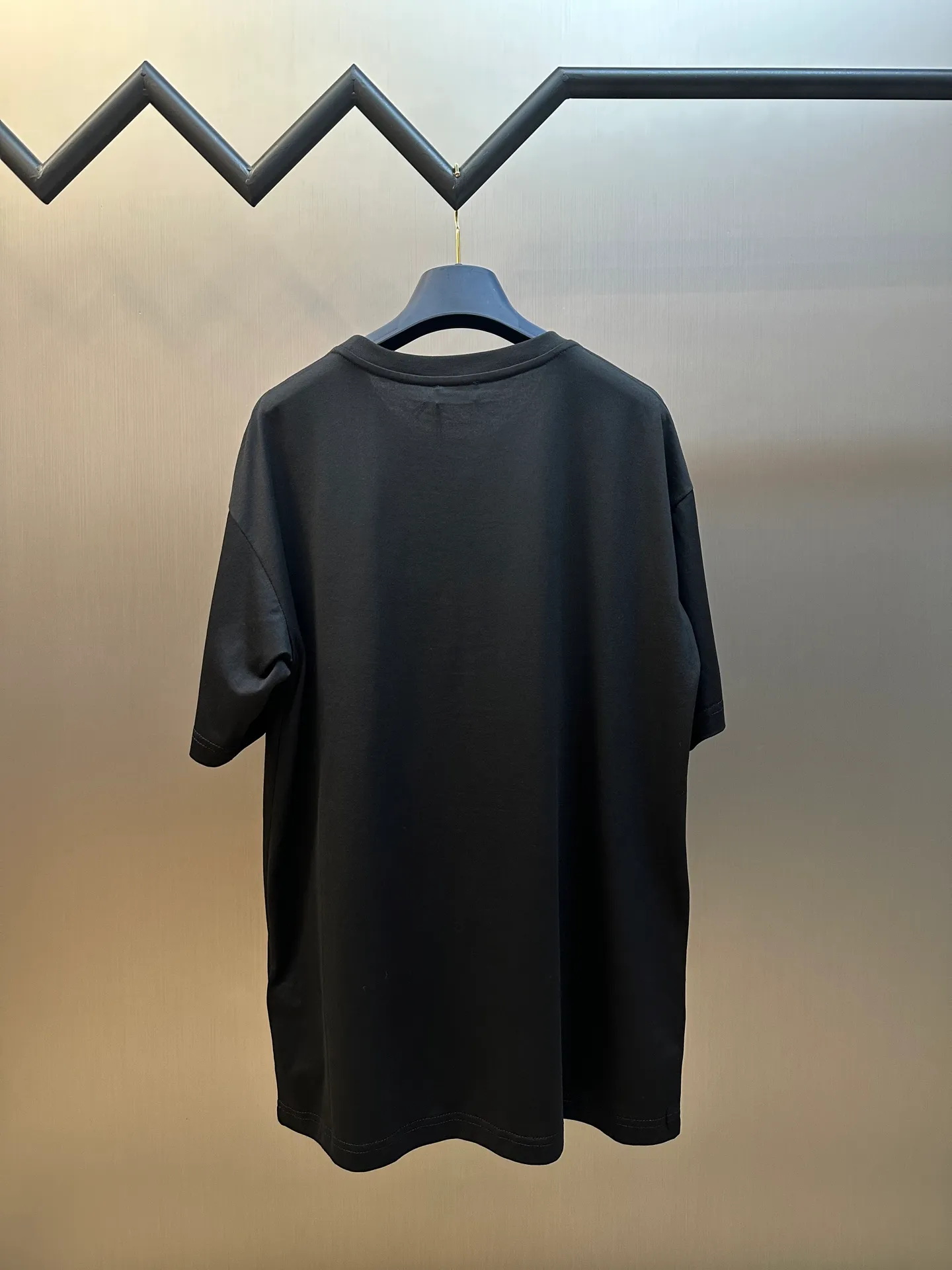 🅿️260 Celine Arc de Triomphe Printed Round Neck Short Sleeve Specific mercerized long-staple cotton fabric, environmentally friendly elastic offset printing with silicone oil. Silicone oil has good elasticity. Adding it to the glue can significantly improve the elasticity of the finished product, making the fabric softer and more comfortable. At the same time, it can enhance the adhesion between the glue and the fabric. The glue and the fabric have strong adhesion, are washable and wear-resistant, and are not easy to fall off or change color.  Basic H loose round neck cut, classic round neck and short sleeve design. The internal seams are embedded with elastic panels to prevent the body from moving after repeated wear and washing. The cuffs and hem bottom are fixed with specially machined double topstitching.  size：xs s m l