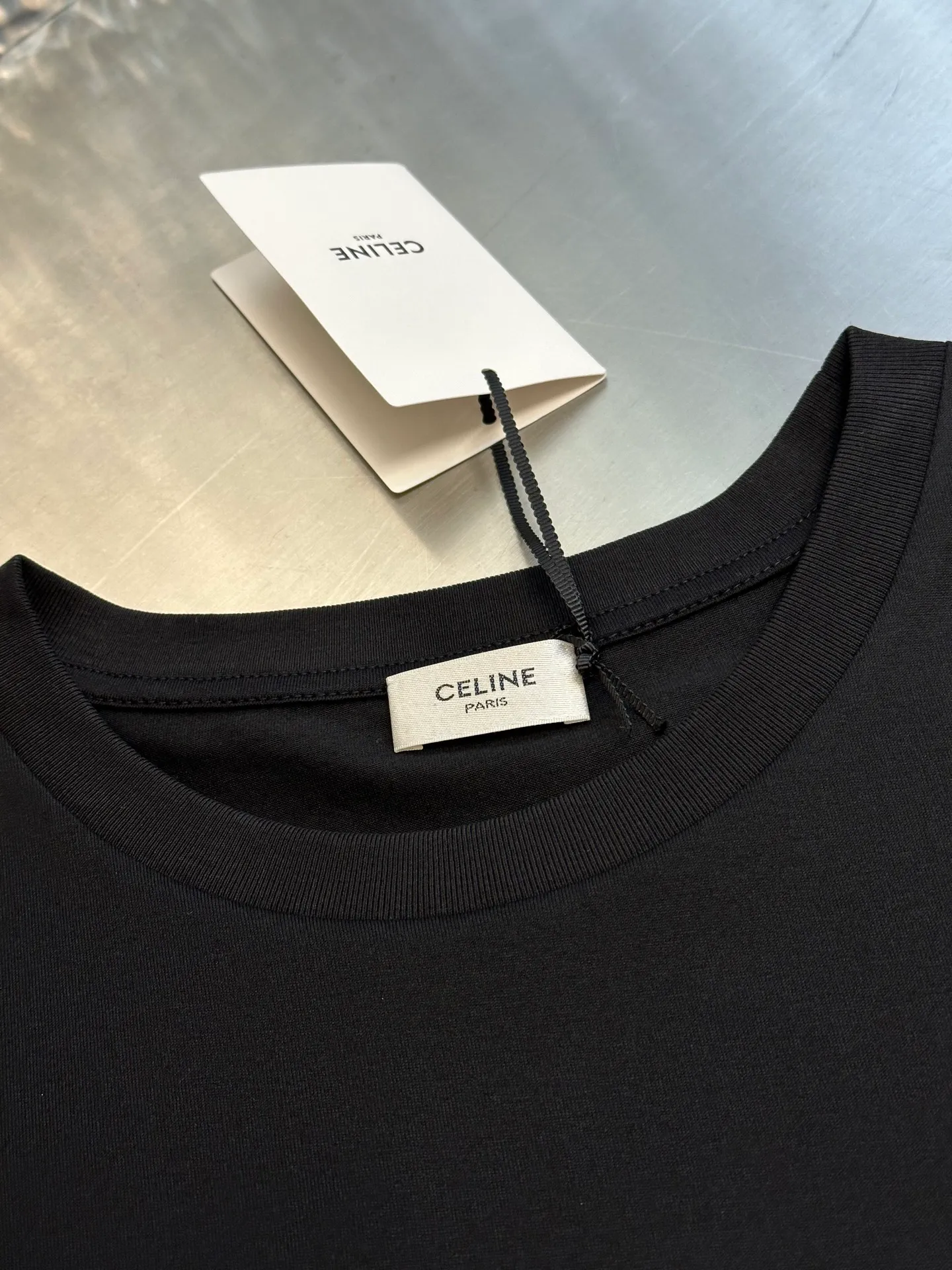 🅿️260 Celine Arc de Triomphe Printed Round Neck Short Sleeve Specific mercerized long-staple cotton fabric, environmentally friendly elastic offset printing with silicone oil. Silicone oil has good elasticity. Adding it to the glue can significantly improve the elasticity of the finished product, making the fabric softer and more comfortable. At the same time, it can enhance the adhesion between the glue and the fabric. The glue and the fabric have strong adhesion, are washable and wear-resistant, and are not easy to fall off or change color.  Basic H loose round neck cut, classic round neck and short sleeve design. The internal seams are embedded with elastic panels to prevent the body from moving after repeated wear and washing. The cuffs and hem bottom are fixed with specially machined double topstitching.  size：xs s m l
