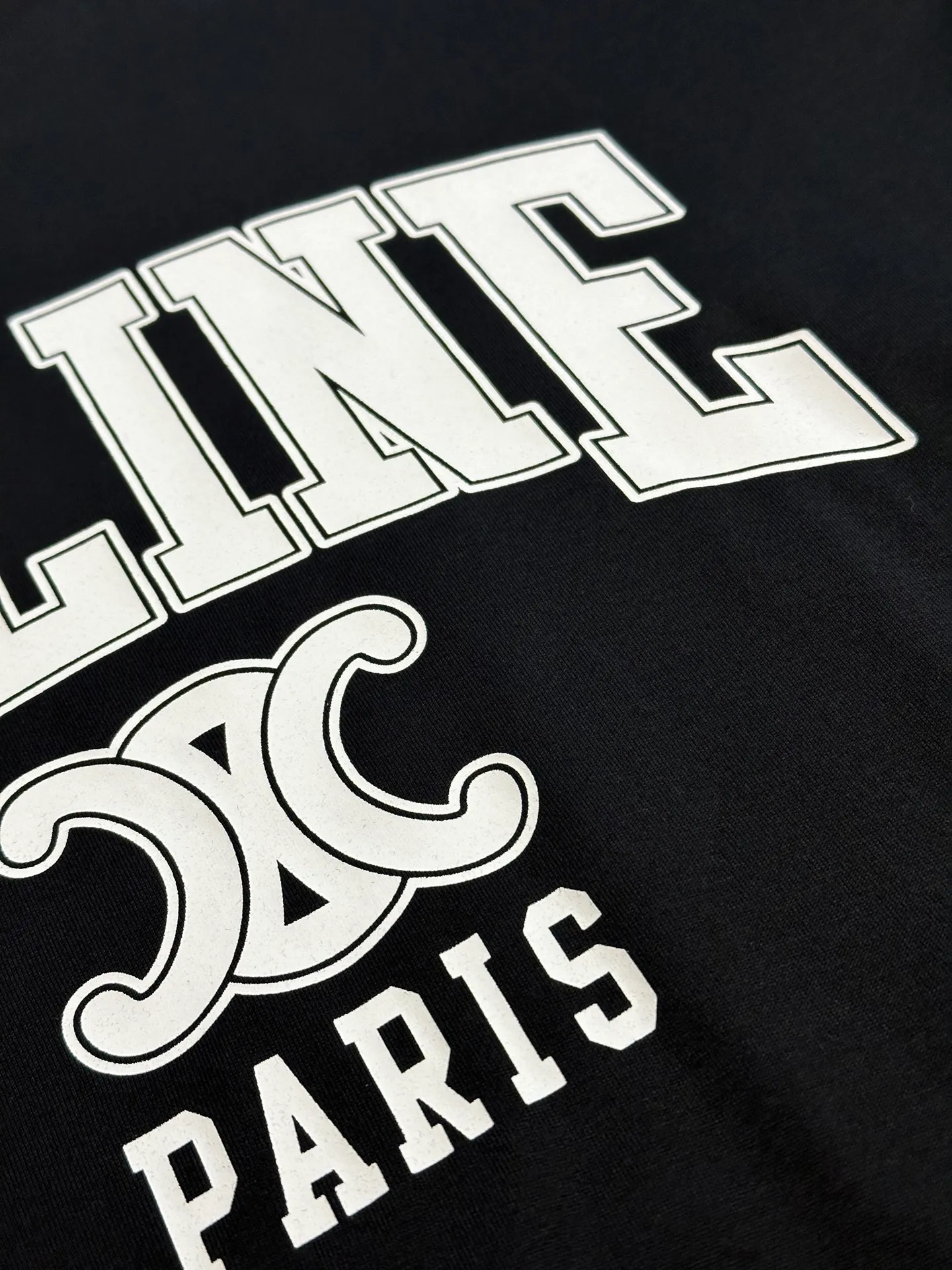 🅿️260 Celine Arc de Triomphe Printed Round Neck Short Sleeve Specific mercerized long-staple cotton fabric, environmentally friendly elastic offset printing with silicone oil. Silicone oil has good elasticity. Adding it to the glue can significantly improve the elasticity of the finished product, making the fabric softer and more comfortable. At the same time, it can enhance the adhesion between the glue and the fabric. The glue and the fabric have strong adhesion, are washable and wear-resistant, and are not easy to fall off or change color.  Basic H loose round neck cut, classic round neck and short sleeve design. The internal seams are embedded with elastic panels to prevent the body from moving after repeated wear and washing. The cuffs and hem bottom are fixed with specially machined double topstitching.  size：xs s m l