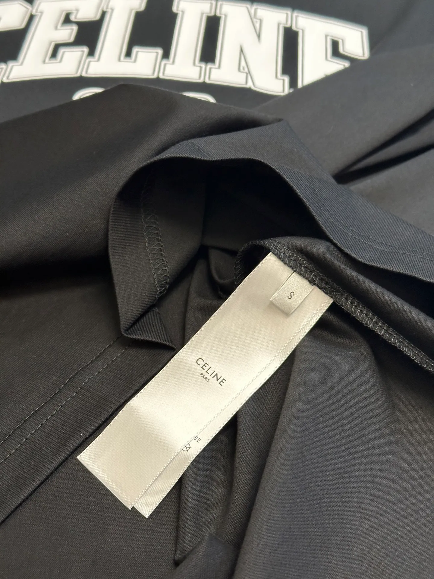 🅿️260 Celine Arc de Triomphe Printed Round Neck Short Sleeve Specific mercerized long-staple cotton fabric, environmentally friendly elastic offset printing with silicone oil. Silicone oil has good elasticity. Adding it to the glue can significantly improve the elasticity of the finished product, making the fabric softer and more comfortable. At the same time, it can enhance the adhesion between the glue and the fabric. The glue and the fabric have strong adhesion, are washable and wear-resistant, and are not easy to fall off or change color.  Basic H loose round neck cut, classic round neck and short sleeve design. The internal seams are embedded with elastic panels to prevent the body from moving after repeated wear and washing. The cuffs and hem bottom are fixed with specially machined double topstitching.  size：xs s m l