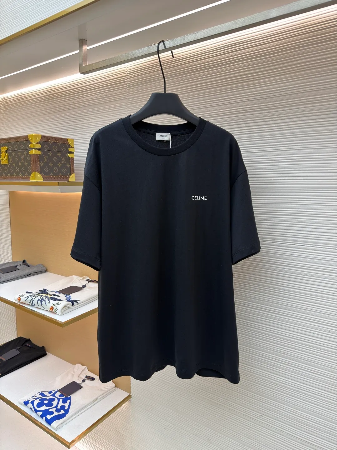 Celine letter print short sleeves ●Original version: Purchased and developed for 4750 ●Item No.: 1682464-X85 ●Fabric: Liquid Nitrogen Yayun plain weave fabric ●Technology: Glue printing production ●Color: Black ●Version: Fitted version ●Weight: about 230 grams ●Size: S-M-L-XL ●Description: Customized Liquid Nitrogen Yayun plain weave fabric, soft to the touch, comfortable and close to the skin, using ivory white to interpret the philosophy of restraint of high-end white It gives the white a sense of warmth and breathing. The iconic CELINE print is embellished on the chest. It is highly recognizable and shows a luxurious texture in a low-key manner. It uses minimalism to define timeless fashion and uses glue printing. The chest printing has been modified three times with film screens. The glue liquid paint is used to print the pattern on the fabric. The fabric is baked to fix the printed pattern. The overall wiring is straight and delicate, the fabric is comfortable and soft, and the color is consistent without color difference. It can be matched with the same style to create a fashionable look and control various occasions. Customized accessories, complete with three standards, same style for men and women!