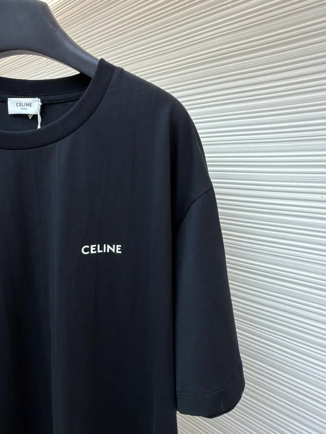 Celine letter print short sleeves ●Original version: Purchased and developed for 4750 ●Item No.: 1682464-X85 ●Fabric: Liquid Nitrogen Yayun plain weave fabric ●Technology: Glue printing production ●Color: Black ●Version: Fitted version ●Weight: about 230 grams ●Size: S-M-L-XL ●Description: Customized Liquid Nitrogen Yayun plain weave fabric, soft to the touch, comfortable and close to the skin, using ivory white to interpret the philosophy of restraint of high-end white It gives the white a sense of warmth and breathing. The iconic CELINE print is embellished on the chest. It is highly recognizable and shows a luxurious texture in a low-key manner. It uses minimalism to define timeless fashion and uses glue printing. The chest printing has been modified three times with film screens. The glue liquid paint is used to print the pattern on the fabric. The fabric is baked to fix the printed pattern. The overall wiring is straight and delicate, the fabric is comfortable and soft, and the color is consistent without color difference. It can be matched with the same style to create a fashionable look and control various occasions. Customized accessories, complete with three standards, same style for men and women!
