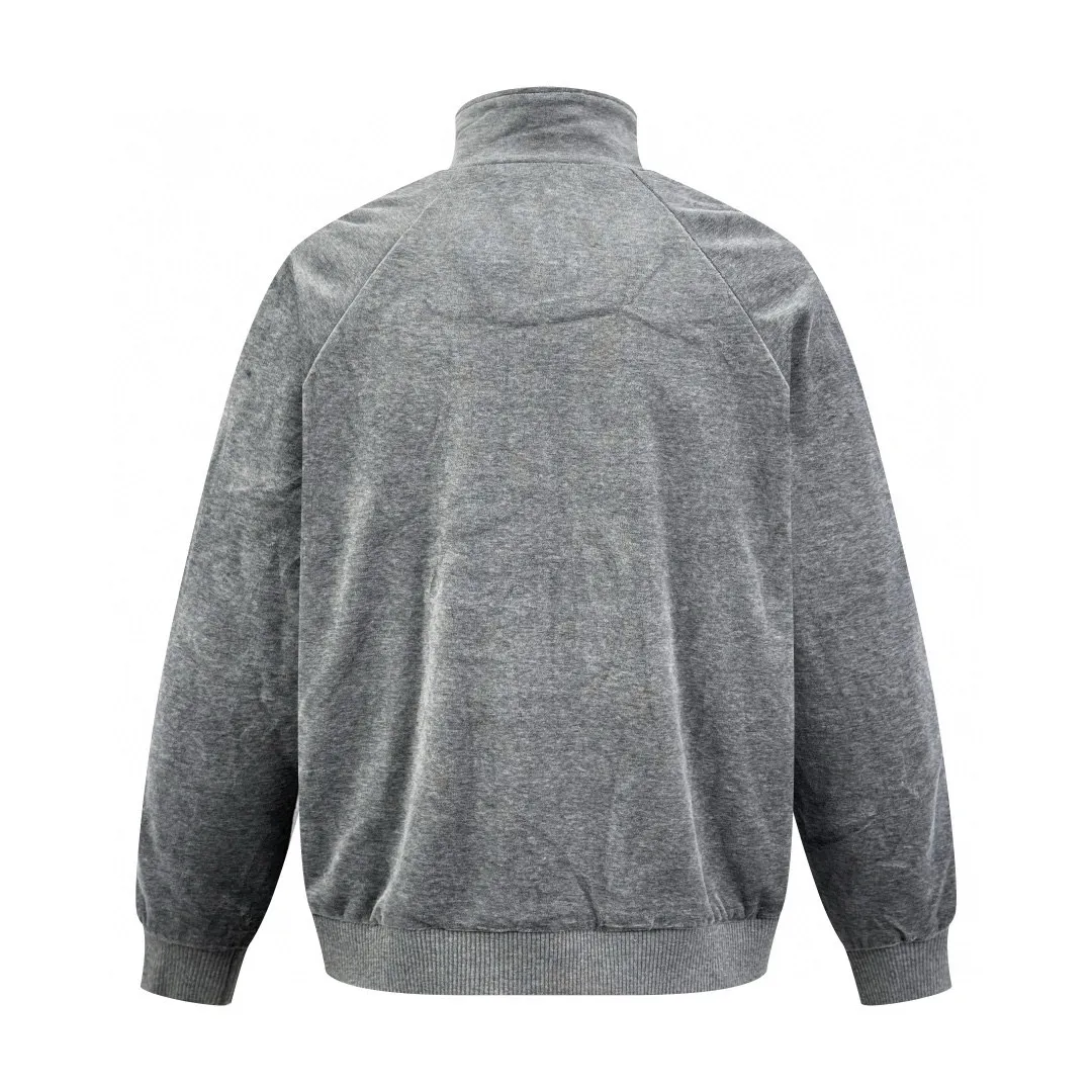 🅿️530 [Exclusive supply] Celine Arc de Triomphe embroidered velvet jacket. The original purchase was RMB 14,500. The fabric is made of custom-made Yunrou twin velvet matte cotton sateen. It is delicate and smooth and is as close to the skin as a cloud. It is based on high-end gray. It is low-key and full of connotation. The iconic CELINE Arc de Triomphe embroidery wakes up on the gray mist velvet. It is fully recognizable. The contrasting ribbons are like shooting stars crossing the shoulders and arms. The metal zipper glows with cold light. The visual impact between movement and movement. The stand-up collar cuts clean lines and combines strength and softness. When taken apart, it is a style item. When worn together, it is an aura shirt. When attending a suit, it is worry-free to wear. Adopt imported machine embroidery technology, use advanced computer control systems and precision mechanical components to achieve Arc de Triomphe embroidery with high precision and smooth and delicate lines. The fabrics have been washed to give them a better feel and texture. They are not easy to deform, shrink or fade, and maintain their long-lasting beauty. Size:S-M-L-XL