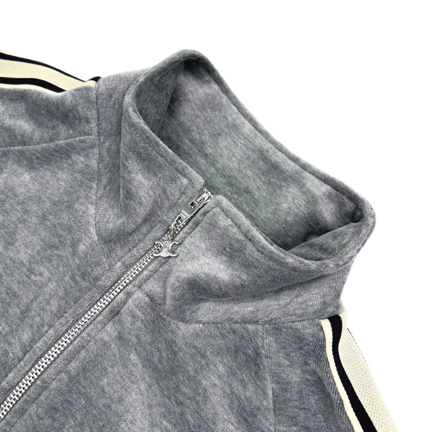 🅿️530 [Exclusive supply] Celine Arc de Triomphe embroidered velvet jacket. The original purchase was RMB 14,500. The fabric is made of custom-made Yunrou twin velvet matte cotton sateen. It is delicate and smooth and is as close to the skin as a cloud. It is based on high-end gray. It is low-key and full of connotation. The iconic CELINE Arc de Triomphe embroidery wakes up on the gray mist velvet. It is fully recognizable. The contrasting ribbons are like shooting stars crossing the shoulders and arms. The metal zipper glows with cold light. The visual impact between movement and movement. The stand-up collar cuts clean lines and combines strength and softness. When taken apart, it is a style item. When worn together, it is an aura shirt. When attending a suit, it is worry-free to wear. Adopt imported machine embroidery technology, use advanced computer control systems and precision mechanical components to achieve Arc de Triomphe embroidery with high precision and smooth and delicate lines. The fabrics have been washed to give them a better feel and texture. They are not easy to deform, shrink or fade, and maintain their long-lasting beauty. Size:S-M-L-XL
