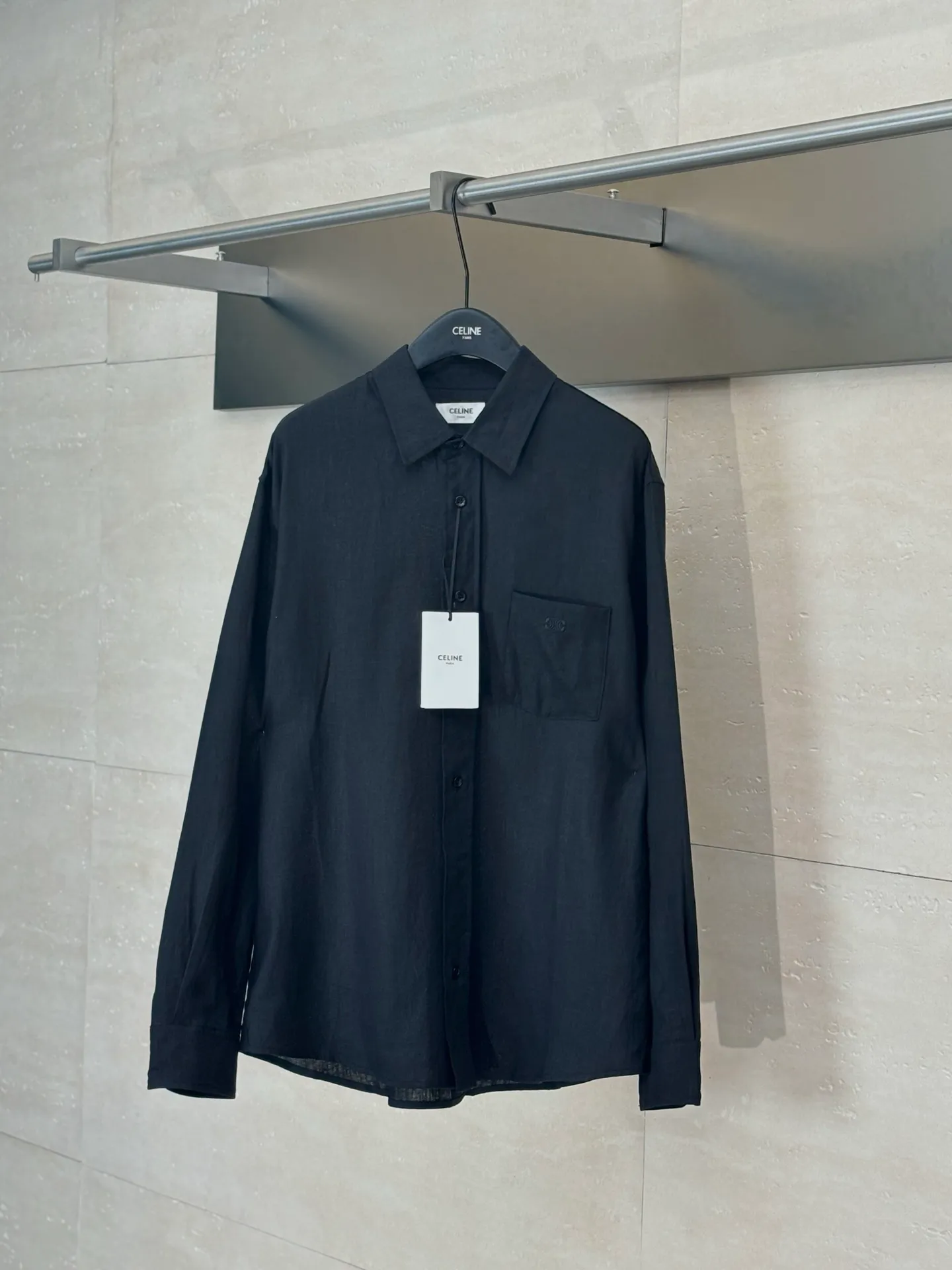 🅿️380 Celine*/Celine 25Fw new linen loose shirt. The fabric is made of woolen linen. Its texture is relatively rough, but its breathability and moisture absorption are very good. This fabric is great for wearing in hot weather because it helps the body dissipate heat and keep you dry. At the same time, the woolen linen is also very durable and not easy to pill or deform. It has button cuffs and bias-cut details. 1 patch pocket on the chest. 7 mother-of-pearl buttons with the same color TRIOMPHE embroidered LOGO on the patch pocket. Size: 46/48/50/52