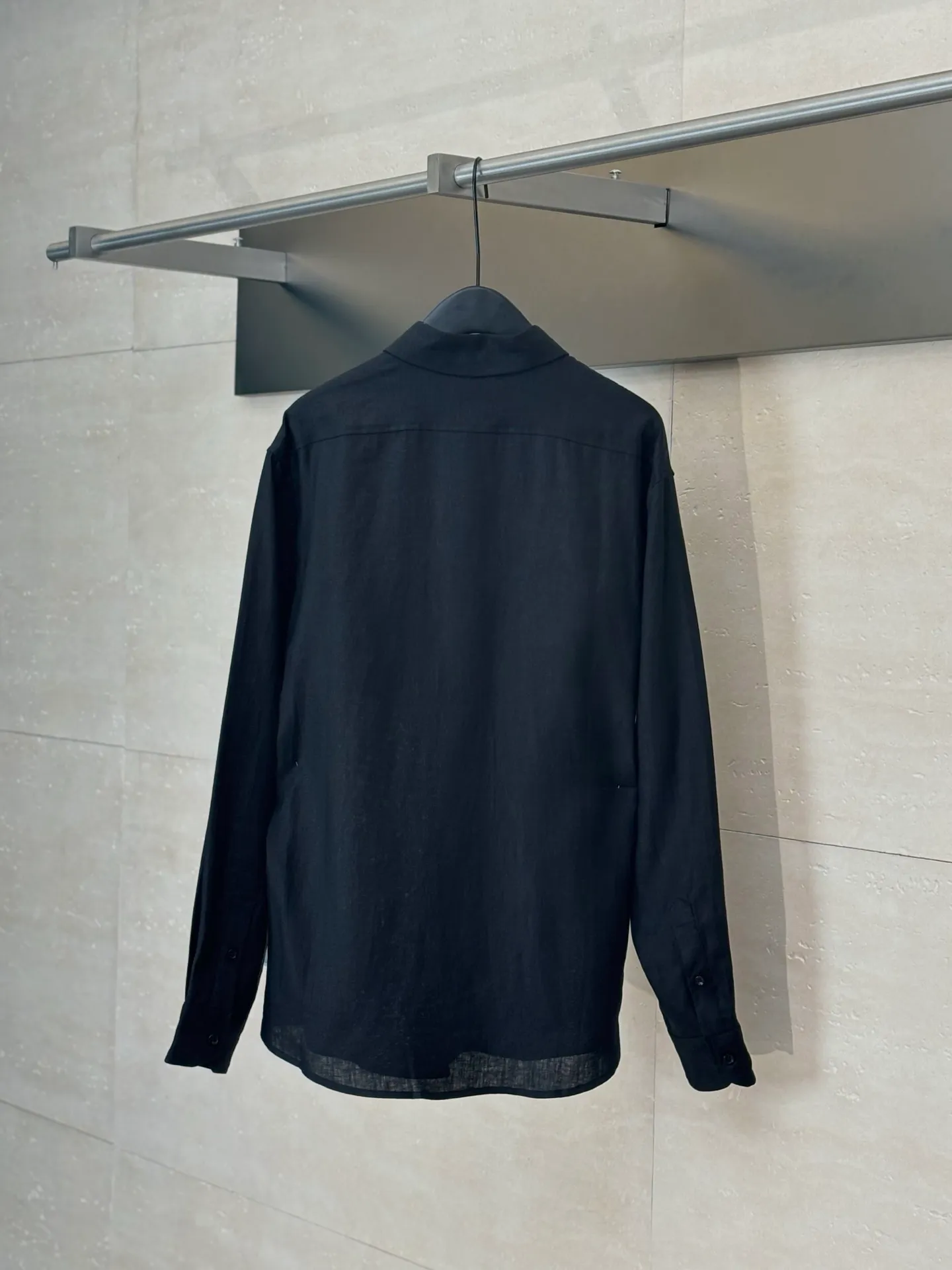 🅿️380 Celine*/Celine 25Fw new linen loose shirt. The fabric is made of woolen linen. Its texture is relatively rough, but its breathability and moisture absorption are very good. This fabric is great for wearing in hot weather because it helps the body dissipate heat and keep you dry. At the same time, the woolen linen is also very durable and not easy to pill or deform. It has button cuffs and bias-cut details. 1 patch pocket on the chest. 7 mother-of-pearl buttons with the same color TRIOMPHE embroidered LOGO on the patch pocket. Size: 46/48/50/52
