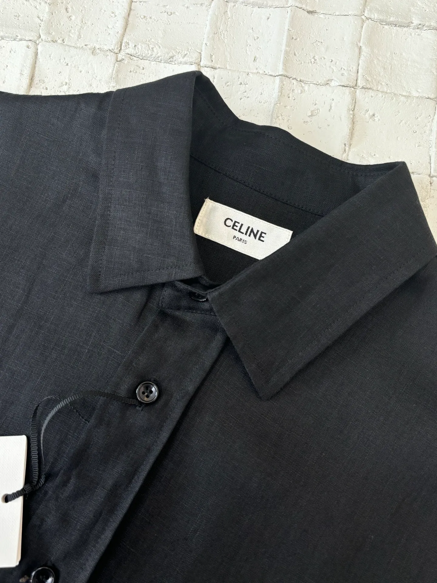 🅿️380 Celine*/Celine 25Fw new linen loose shirt. The fabric is made of woolen linen. Its texture is relatively rough, but its breathability and moisture absorption are very good. This fabric is great for wearing in hot weather because it helps the body dissipate heat and keep you dry. At the same time, the woolen linen is also very durable and not easy to pill or deform. It has button cuffs and bias-cut details. 1 patch pocket on the chest. 7 mother-of-pearl buttons with the same color TRIOMPHE embroidered LOGO on the patch pocket. Size: 46/48/50/52