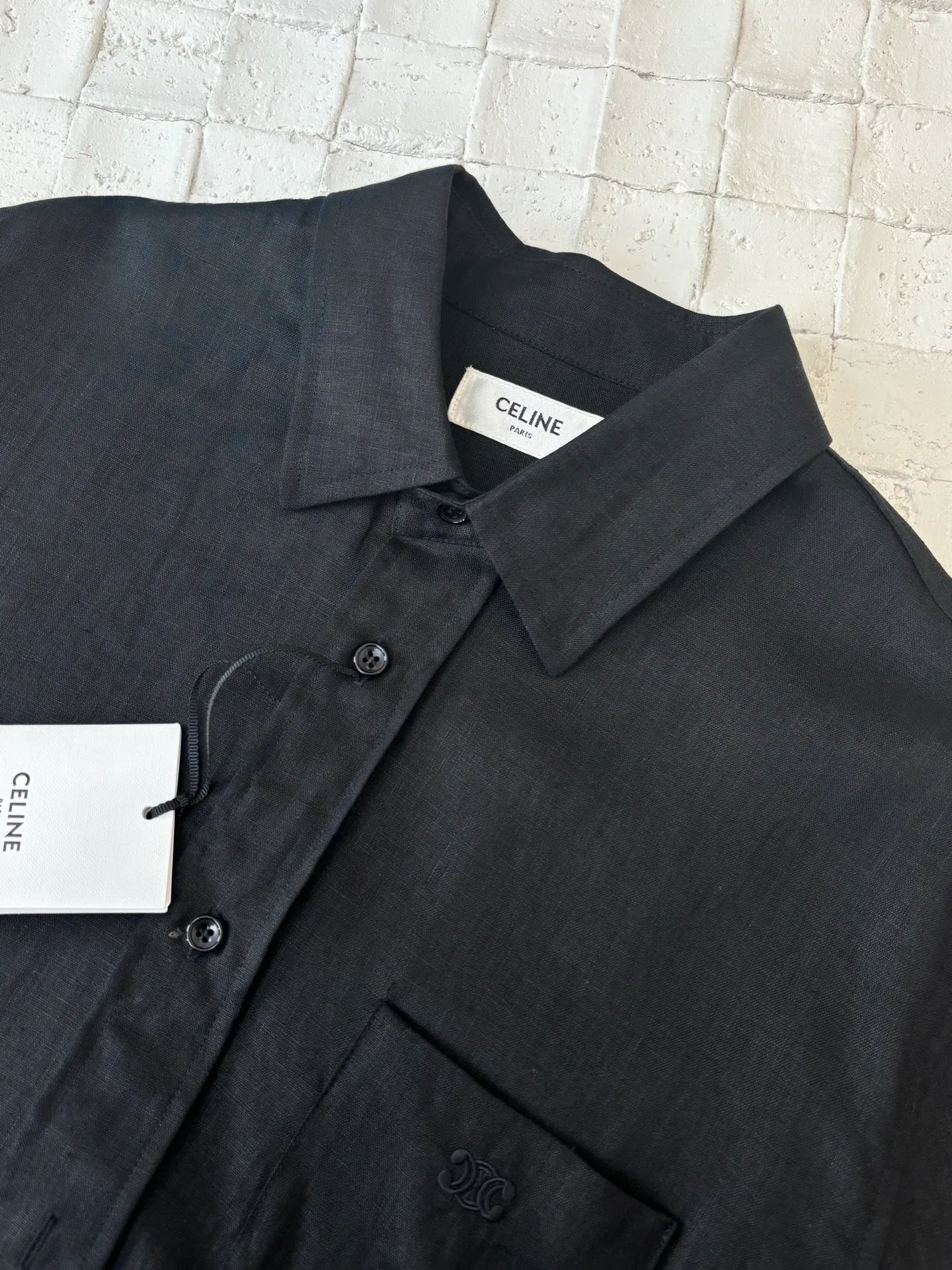 🅿️380 Celine*/Celine 25Fw new linen loose shirt. The fabric is made of woolen linen. Its texture is relatively rough, but its breathability and moisture absorption are very good. This fabric is great for wearing in hot weather because it helps the body dissipate heat and keep you dry. At the same time, the woolen linen is also very durable and not easy to pill or deform. It has button cuffs and bias-cut details. 1 patch pocket on the chest. 7 mother-of-pearl buttons with the same color TRIOMPHE embroidered LOGO on the patch pocket. Size: 46/48/50/52