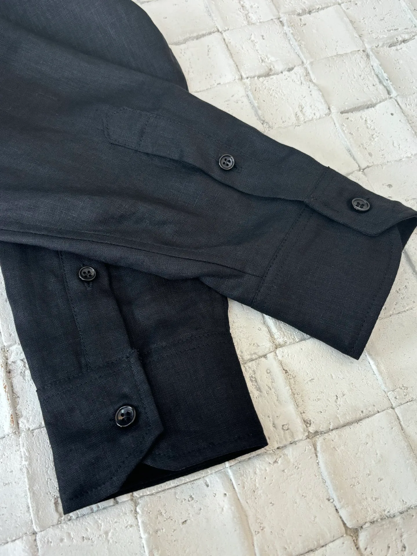 🅿️380 Celine*/Celine 25Fw new linen loose shirt. The fabric is made of woolen linen. Its texture is relatively rough, but its breathability and moisture absorption are very good. This fabric is great for wearing in hot weather because it helps the body dissipate heat and keep you dry. At the same time, the woolen linen is also very durable and not easy to pill or deform. It has button cuffs and bias-cut details. 1 patch pocket on the chest. 7 mother-of-pearl buttons with the same color TRIOMPHE embroidered LOGO on the patch pocket. Size: 46/48/50/52