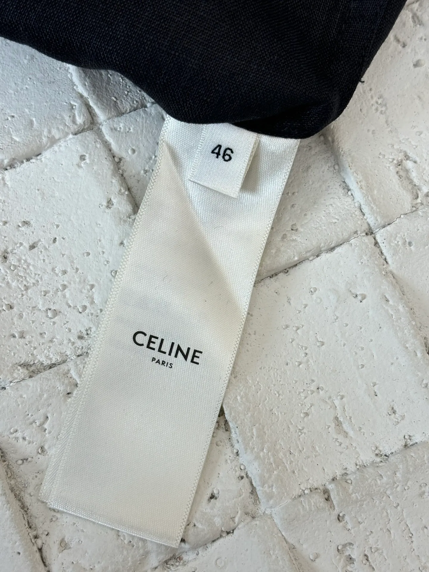 🅿️380 Celine*/Celine 25Fw new linen loose shirt. The fabric is made of woolen linen. Its texture is relatively rough, but its breathability and moisture absorption are very good. This fabric is great for wearing in hot weather because it helps the body dissipate heat and keep you dry. At the same time, the woolen linen is also very durable and not easy to pill or deform. It has button cuffs and bias-cut details. 1 patch pocket on the chest. 7 mother-of-pearl buttons with the same color TRIOMPHE embroidered LOGO on the patch pocket. Size: 46/48/50/52