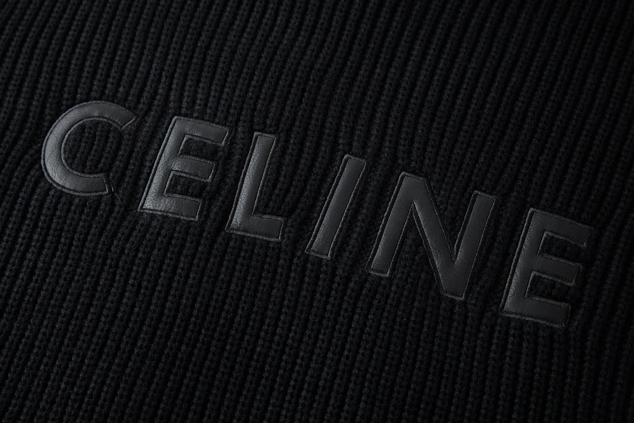 🅿️520 [Exclusive supply] Celine leather patch hooded sweater (black), originally purchased and developed for 15,000 yuan. The fabric is made of 55% merino wool fabric, which is blended with cotton yarn. The whole piece of clothing weighs about 1000 grams. The embroidery is made of patch embroidery, which is cut out of soft wool material, manually positioned and attached, and then wrapped in a circle of embroidery. Washing water removes impurities - drying at high temperature - adds hand feel. Electroplated tail clip with laser engraved brand logo. Size:S-M-L-XL
