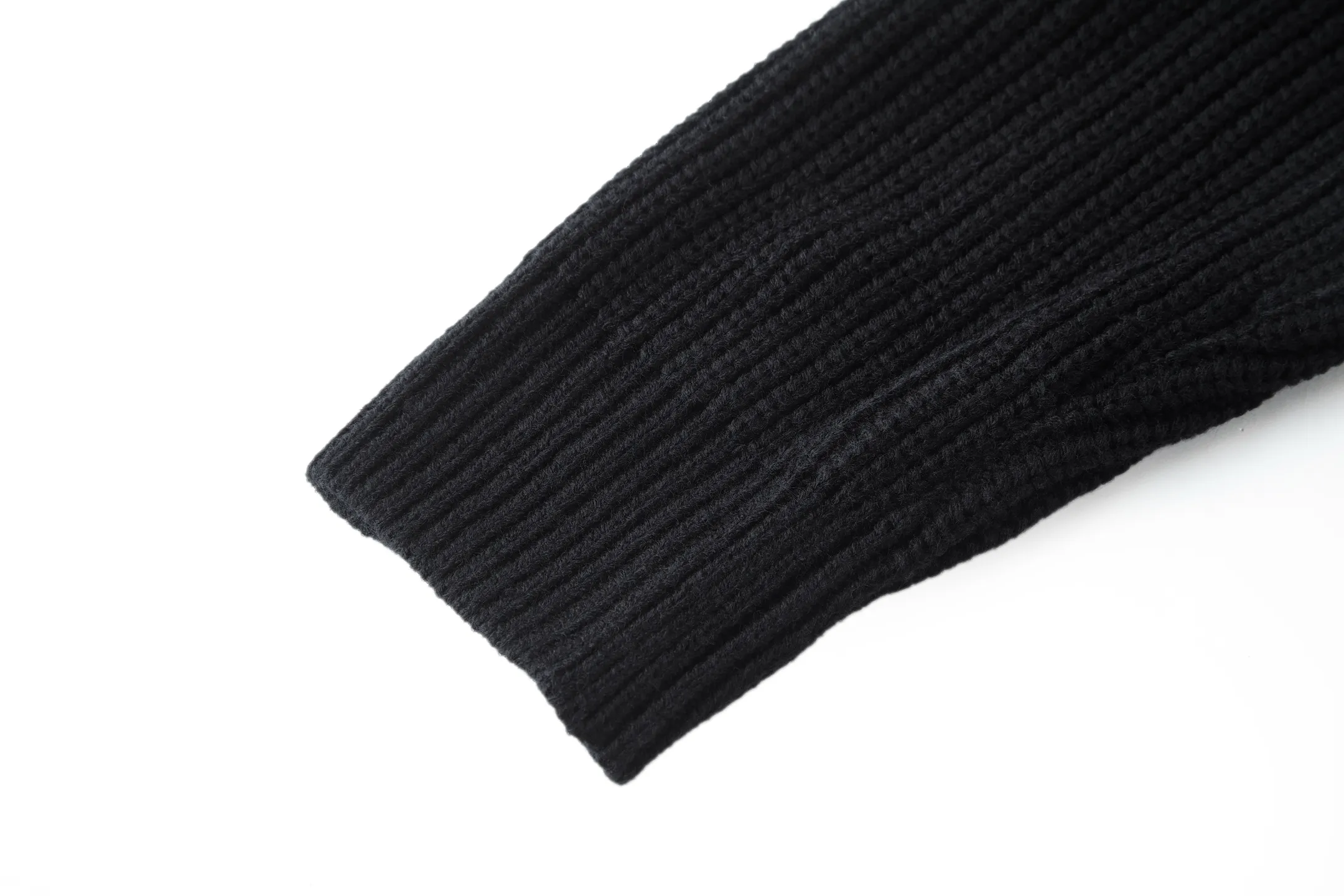 🅿️520 [Exclusive supply] Celine leather patch hooded sweater (black), originally purchased and developed for 15,000 yuan. The fabric is made of 55% merino wool fabric, which is blended with cotton yarn. The whole piece of clothing weighs about 1000 grams. The embroidery is made of patch embroidery, which is cut out of soft wool material, manually positioned and attached, and then wrapped in a circle of embroidery. Washing water removes impurities - drying at high temperature - adds hand feel. Electroplated tail clip with laser engraved brand logo. Size:S-M-L-XL