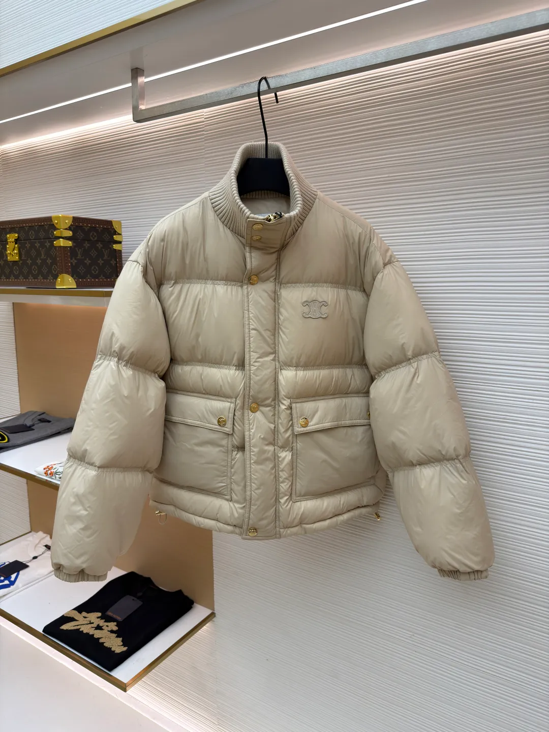 Celine long-sleeved down jacket [women's clothing] ●Original version: purchased and developed by 13572 ●Item number: 1681317-E20 ●Fabric: white duck down fabric ●Technology: mechanical down filling ●Color: beige ●Version: fitted version ●Weight: about 795 grams ●Size: 36-38-40 ●Description: The outer fabric is made of 100% nylon (nylon). Its high-density structure achieves excellent windproof effect. It also has strong wear resistance and wrinkle resistance. It is scratch-free for daily wear and can be easily taken care of. The inner lining is made of 100% polyamide and has a smooth texture, further improving wearing comfort and freedom of movement. The body features TRIOMPHE's signature patches, crafted with high-density foam padding and embroidery. Each embroidery trace is precise and neat, and the back is lined and hemmed to ensure neatness inside and outside, the stitches are even and fine, the three-dimensional relief texture lasts as new, and the extraordinary creative spirit is demonstrated in every detail. The lining is fully hemmed, and the seams are flat and smooth, eliminating friction. Quilted thread encryption technology is implemented in key parts to effectively prevent the down from shifting and ensure that it maintains a uniform and fluffy shape for long-term wear. It is equipped with 2 convenient patch pockets and 7 customized TRIOMPHE snap buttons. Each snap button is firmly stitched and opens and closes smoothly, taking into account practical functions and exquisite aesthetics. The ribbed wool turtleneck is woven with fine wool and has moderate elasticity. It can closely fit the curve of the neck to achieve windproof and warm insulation without leaving any gaps. It is gentle on sensitive skin and is made of high-quality white duck down. It has high down content and excellent fluffiness. It is filled with a scientific ratio of duck down and polyester fiber, and combines the efficient temperature-locking properties of duck down with the long-lasting support of polyester fiber to create a lightweight, non-sense yet warm and reliable thermal insulation system, making it easier to keep out the cold. The overall wiring is straight and delicate, the fabric is comfortable and soft, and the color is consistent without color difference. It can be matched with the same style to create a fashionable look and control various occasions. Customized accessories, complete with three standards, same style for men and women!