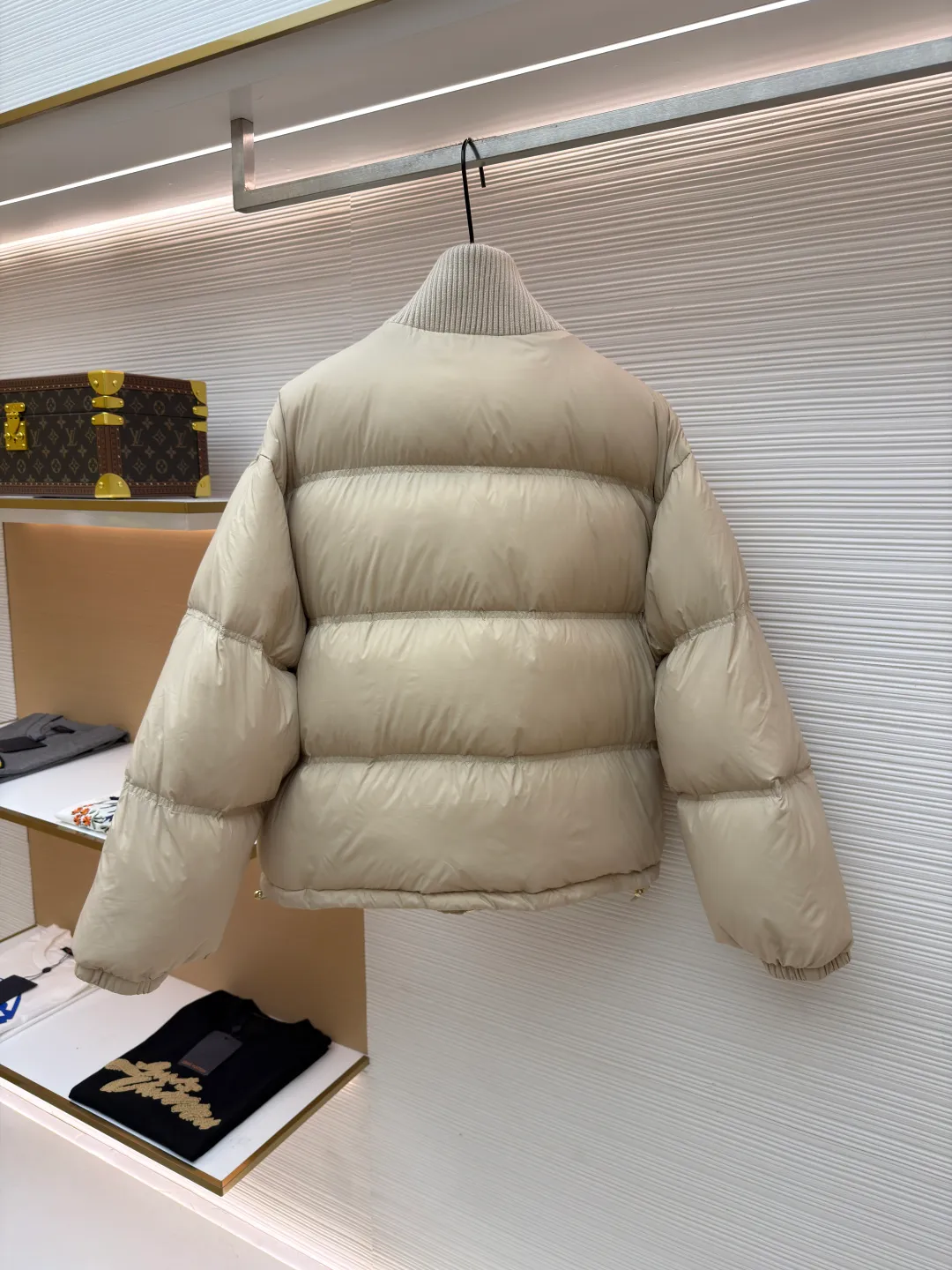 Celine long-sleeved down jacket [women's clothing] ●Original version: purchased and developed by 13572 ●Item number: 1681317-E20 ●Fabric: white duck down fabric ●Technology: mechanical down filling ●Color: beige ●Version: fitted version ●Weight: about 795 grams ●Size: 36-38-40 ●Description: The outer fabric is made of 100% nylon (nylon). Its high-density structure achieves excellent windproof effect. It also has strong wear resistance and wrinkle resistance. It is scratch-free for daily wear and can be easily taken care of. The inner lining is made of 100% polyamide and has a smooth texture, further improving wearing comfort and freedom of movement. The body features TRIOMPHE's signature patches, crafted with high-density foam padding and embroidery. Each embroidery trace is precise and neat, and the back is lined and hemmed to ensure neatness inside and outside, the stitches are even and fine, the three-dimensional relief texture lasts as new, and the extraordinary creative spirit is demonstrated in every detail. The lining is fully hemmed, and the seams are flat and smooth, eliminating friction. Quilted thread encryption technology is implemented in key parts to effectively prevent the down from shifting and ensure that it maintains a uniform and fluffy shape for long-term wear. It is equipped with 2 convenient patch pockets and 7 customized TRIOMPHE snap buttons. Each snap button is firmly stitched and opens and closes smoothly, taking into account practical functions and exquisite aesthetics. The ribbed wool turtleneck is woven with fine wool and has moderate elasticity. It can closely fit the curve of the neck to achieve windproof and warm insulation without leaving any gaps. It is gentle on sensitive skin and is made of high-quality white duck down. It has high down content and excellent fluffiness. It is filled with a scientific ratio of duck down and polyester fiber, and combines the efficient temperature-locking properties of duck down with the long-lasting support of polyester fiber to create a lightweight, non-sense yet warm and reliable thermal insulation system, making it easier to keep out the cold. The overall wiring is straight and delicate, the fabric is comfortable and soft, and the color is consistent without color difference. It can be matched with the same style to create a fashionable look and control various occasions. Customized accessories, complete with three standards, same style for men and women!