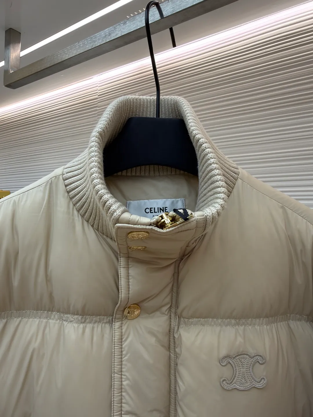 Celine long-sleeved down jacket [women's clothing] ●Original version: purchased and developed by 13572 ●Item number: 1681317-E20 ●Fabric: white duck down fabric ●Technology: mechanical down filling ●Color: beige ●Version: fitted version ●Weight: about 795 grams ●Size: 36-38-40 ●Description: The outer fabric is made of 100% nylon (nylon). Its high-density structure achieves excellent windproof effect. It also has strong wear resistance and wrinkle resistance. It is scratch-free for daily wear and can be easily taken care of. The inner lining is made of 100% polyamide and has a smooth texture, further improving wearing comfort and freedom of movement. The body features TRIOMPHE's signature patches, crafted with high-density foam padding and embroidery. Each embroidery trace is precise and neat, and the back is lined and hemmed to ensure neatness inside and outside, the stitches are even and fine, the three-dimensional relief texture lasts as new, and the extraordinary creative spirit is demonstrated in every detail. The lining is fully hemmed, and the seams are flat and smooth, eliminating friction. Quilted thread encryption technology is implemented in key parts to effectively prevent the down from shifting and ensure that it maintains a uniform and fluffy shape for long-term wear. It is equipped with 2 convenient patch pockets and 7 customized TRIOMPHE snap buttons. Each snap button is firmly stitched and opens and closes smoothly, taking into account practical functions and exquisite aesthetics. The ribbed wool turtleneck is woven with fine wool and has moderate elasticity. It can closely fit the curve of the neck to achieve windproof and warm insulation without leaving any gaps. It is gentle on sensitive skin and is made of high-quality white duck down. It has high down content and excellent fluffiness. It is filled with a scientific ratio of duck down and polyester fiber, and combines the efficient temperature-locking properties of duck down with the long-lasting support of polyester fiber to create a lightweight, non-sense yet warm and reliable thermal insulation system, making it easier to keep out the cold. The overall wiring is straight and delicate, the fabric is comfortable and soft, and the color is consistent without color difference. It can be matched with the same style to create a fashionable look and control various occasions. Customized accessories, complete with three standards, same style for men and women!