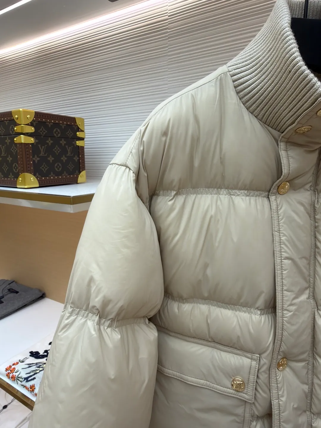 Celine long-sleeved down jacket [women's clothing] ●Original version: purchased and developed by 13572 ●Item number: 1681317-E20 ●Fabric: white duck down fabric ●Technology: mechanical down filling ●Color: beige ●Version: fitted version ●Weight: about 795 grams ●Size: 36-38-40 ●Description: The outer fabric is made of 100% nylon (nylon). Its high-density structure achieves excellent windproof effect. It also has strong wear resistance and wrinkle resistance. It is scratch-free for daily wear and can be easily taken care of. The inner lining is made of 100% polyamide and has a smooth texture, further improving wearing comfort and freedom of movement. The body features TRIOMPHE's signature patches, crafted with high-density foam padding and embroidery. Each embroidery trace is precise and neat, and the back is lined and hemmed to ensure neatness inside and outside, the stitches are even and fine, the three-dimensional relief texture lasts as new, and the extraordinary creative spirit is demonstrated in every detail. The lining is fully hemmed, and the seams are flat and smooth, eliminating friction. Quilted thread encryption technology is implemented in key parts to effectively prevent the down from shifting and ensure that it maintains a uniform and fluffy shape for long-term wear. It is equipped with 2 convenient patch pockets and 7 customized TRIOMPHE snap buttons. Each snap button is firmly stitched and opens and closes smoothly, taking into account practical functions and exquisite aesthetics. The ribbed wool turtleneck is woven with fine wool and has moderate elasticity. It can closely fit the curve of the neck to achieve windproof and warm insulation without leaving any gaps. It is gentle on sensitive skin and is made of high-quality white duck down. It has high down content and excellent fluffiness. It is filled with a scientific ratio of duck down and polyester fiber, and combines the efficient temperature-locking properties of duck down with the long-lasting support of polyester fiber to create a lightweight, non-sense yet warm and reliable thermal insulation system, making it easier to keep out the cold. The overall wiring is straight and delicate, the fabric is comfortable and soft, and the color is consistent without color difference. It can be matched with the same style to create a fashionable look and control various occasions. Customized accessories, complete with three standards, same style for men and women!