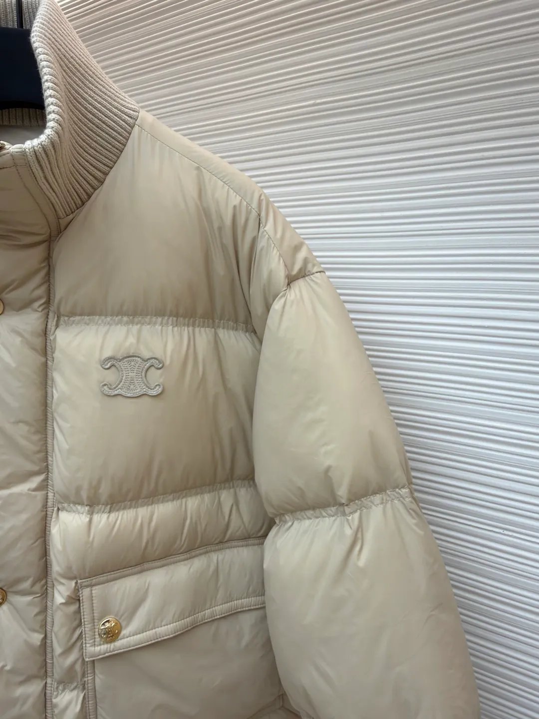 Celine long-sleeved down jacket [women's clothing] ●Original version: purchased and developed by 13572 ●Item number: 1681317-E20 ●Fabric: white duck down fabric ●Technology: mechanical down filling ●Color: beige ●Version: fitted version ●Weight: about 795 grams ●Size: 36-38-40 ●Description: The outer fabric is made of 100% nylon (nylon). Its high-density structure achieves excellent windproof effect. It also has strong wear resistance and wrinkle resistance. It is scratch-free for daily wear and can be easily taken care of. The inner lining is made of 100% polyamide and has a smooth texture, further improving wearing comfort and freedom of movement. The body features TRIOMPHE's signature patches, crafted with high-density foam padding and embroidery. Each embroidery trace is precise and neat, and the back is lined and hemmed to ensure neatness inside and outside, the stitches are even and fine, the three-dimensional relief texture lasts as new, and the extraordinary creative spirit is demonstrated in every detail. The lining is fully hemmed, and the seams are flat and smooth, eliminating friction. Quilted thread encryption technology is implemented in key parts to effectively prevent the down from shifting and ensure that it maintains a uniform and fluffy shape for long-term wear. It is equipped with 2 convenient patch pockets and 7 customized TRIOMPHE snap buttons. Each snap button is firmly stitched and opens and closes smoothly, taking into account practical functions and exquisite aesthetics. The ribbed wool turtleneck is woven with fine wool and has moderate elasticity. It can closely fit the curve of the neck to achieve windproof and warm insulation without leaving any gaps. It is gentle on sensitive skin and is made of high-quality white duck down. It has high down content and excellent fluffiness. It is filled with a scientific ratio of duck down and polyester fiber, and combines the efficient temperature-locking properties of duck down with the long-lasting support of polyester fiber to create a lightweight, non-sense yet warm and reliable thermal insulation system, making it easier to keep out the cold. The overall wiring is straight and delicate, the fabric is comfortable and soft, and the color is consistent without color difference. It can be matched with the same style to create a fashionable look and control various occasions. Customized accessories, complete with three standards, same style for men and women!