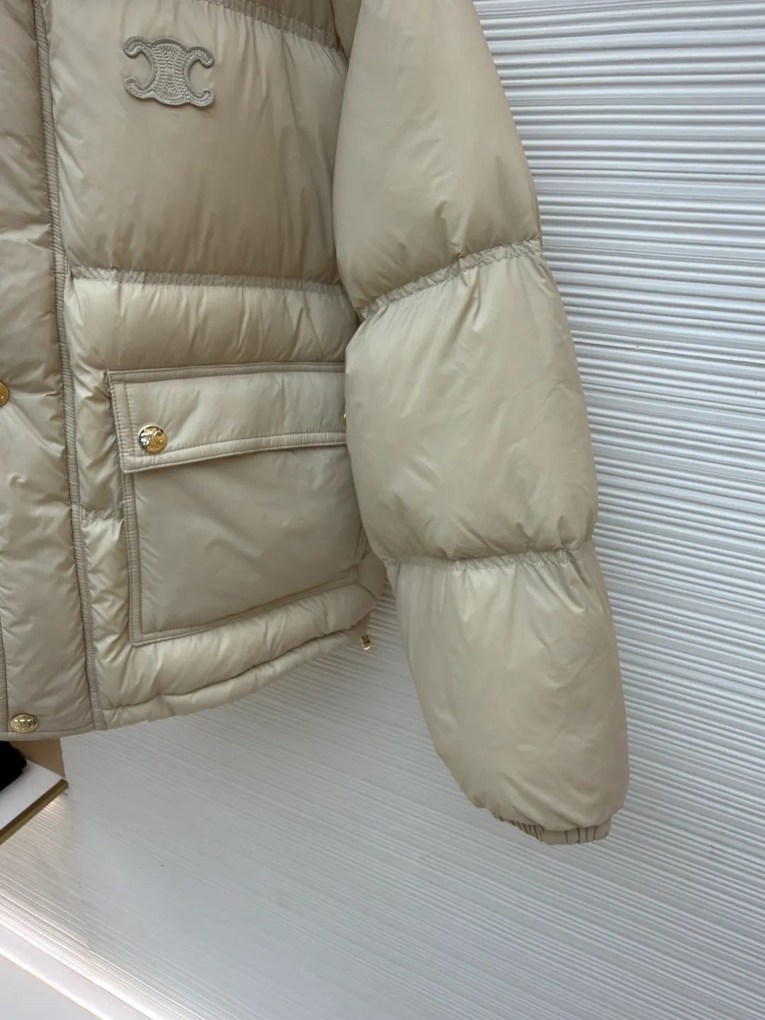Celine long-sleeved down jacket [women's clothing] ●Original version: purchased and developed by 13572 ●Item number: 1681317-E20 ●Fabric: white duck down fabric ●Technology: mechanical down filling ●Color: beige ●Version: fitted version ●Weight: about 795 grams ●Size: 36-38-40 ●Description: The outer fabric is made of 100% nylon (nylon). Its high-density structure achieves excellent windproof effect. It also has strong wear resistance and wrinkle resistance. It is scratch-free for daily wear and can be easily taken care of. The inner lining is made of 100% polyamide and has a smooth texture, further improving wearing comfort and freedom of movement. The body features TRIOMPHE's signature patches, crafted with high-density foam padding and embroidery. Each embroidery trace is precise and neat, and the back is lined and hemmed to ensure neatness inside and outside, the stitches are even and fine, the three-dimensional relief texture lasts as new, and the extraordinary creative spirit is demonstrated in every detail. The lining is fully hemmed, and the seams are flat and smooth, eliminating friction. Quilted thread encryption technology is implemented in key parts to effectively prevent the down from shifting and ensure that it maintains a uniform and fluffy shape for long-term wear. It is equipped with 2 convenient patch pockets and 7 customized TRIOMPHE snap buttons. Each snap button is firmly stitched and opens and closes smoothly, taking into account practical functions and exquisite aesthetics. The ribbed wool turtleneck is woven with fine wool and has moderate elasticity. It can closely fit the curve of the neck to achieve windproof and warm insulation without leaving any gaps. It is gentle on sensitive skin and is made of high-quality white duck down. It has high down content and excellent fluffiness. It is filled with a scientific ratio of duck down and polyester fiber, and combines the efficient temperature-locking properties of duck down with the long-lasting support of polyester fiber to create a lightweight, non-sense yet warm and reliable thermal insulation system, making it easier to keep out the cold. The overall wiring is straight and delicate, the fabric is comfortable and soft, and the color is consistent without color difference. It can be matched with the same style to create a fashionable look and control various occasions. Customized accessories, complete with three standards, same style for men and women!