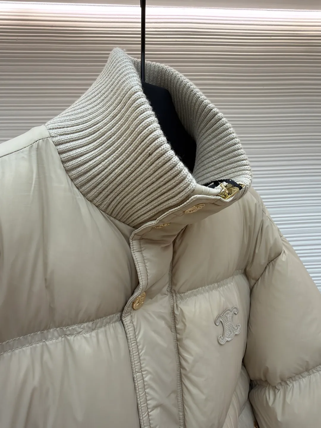 Celine long-sleeved down jacket [women's clothing] ●Original version: purchased and developed by 13572 ●Item number: 1681317-E20 ●Fabric: white duck down fabric ●Technology: mechanical down filling ●Color: beige ●Version: fitted version ●Weight: about 795 grams ●Size: 36-38-40 ●Description: The outer fabric is made of 100% nylon (nylon). Its high-density structure achieves excellent windproof effect. It also has strong wear resistance and wrinkle resistance. It is scratch-free for daily wear and can be easily taken care of. The inner lining is made of 100% polyamide and has a smooth texture, further improving wearing comfort and freedom of movement. The body features TRIOMPHE's signature patches, crafted with high-density foam padding and embroidery. Each embroidery trace is precise and neat, and the back is lined and hemmed to ensure neatness inside and outside, the stitches are even and fine, the three-dimensional relief texture lasts as new, and the extraordinary creative spirit is demonstrated in every detail. The lining is fully hemmed, and the seams are flat and smooth, eliminating friction. Quilted thread encryption technology is implemented in key parts to effectively prevent the down from shifting and ensure that it maintains a uniform and fluffy shape for long-term wear. It is equipped with 2 convenient patch pockets and 7 customized TRIOMPHE snap buttons. Each snap button is firmly stitched and opens and closes smoothly, taking into account practical functions and exquisite aesthetics. The ribbed wool turtleneck is woven with fine wool and has moderate elasticity. It can closely fit the curve of the neck to achieve windproof and warm insulation without leaving any gaps. It is gentle on sensitive skin and is made of high-quality white duck down. It has high down content and excellent fluffiness. It is filled with a scientific ratio of duck down and polyester fiber, and combines the efficient temperature-locking properties of duck down with the long-lasting support of polyester fiber to create a lightweight, non-sense yet warm and reliable thermal insulation system, making it easier to keep out the cold. The overall wiring is straight and delicate, the fabric is comfortable and soft, and the color is consistent without color difference. It can be matched with the same style to create a fashionable look and control various occasions. Customized accessories, complete with three standards, same style for men and women!