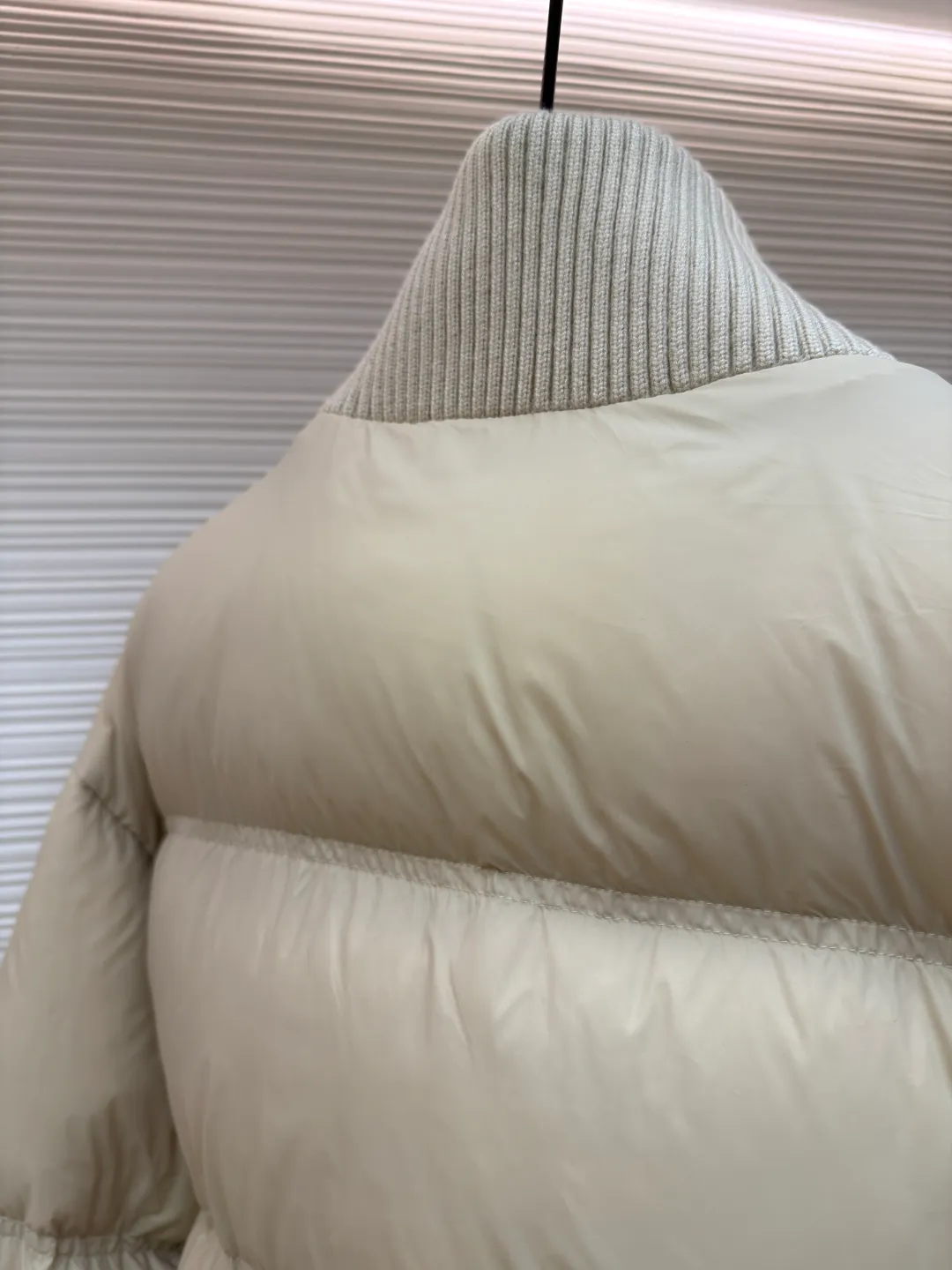 Celine long-sleeved down jacket [women's clothing] ●Original version: purchased and developed by 13572 ●Item number: 1681317-E20 ●Fabric: white duck down fabric ●Technology: mechanical down filling ●Color: beige ●Version: fitted version ●Weight: about 795 grams ●Size: 36-38-40 ●Description: The outer fabric is made of 100% nylon (nylon). Its high-density structure achieves excellent windproof effect. It also has strong wear resistance and wrinkle resistance. It is scratch-free for daily wear and can be easily taken care of. The inner lining is made of 100% polyamide and has a smooth texture, further improving wearing comfort and freedom of movement. The body features TRIOMPHE's signature patches, crafted with high-density foam padding and embroidery. Each embroidery trace is precise and neat, and the back is lined and hemmed to ensure neatness inside and outside, the stitches are even and fine, the three-dimensional relief texture lasts as new, and the extraordinary creative spirit is demonstrated in every detail. The lining is fully hemmed, and the seams are flat and smooth, eliminating friction. Quilted thread encryption technology is implemented in key parts to effectively prevent the down from shifting and ensure that it maintains a uniform and fluffy shape for long-term wear. It is equipped with 2 convenient patch pockets and 7 customized TRIOMPHE snap buttons. Each snap button is firmly stitched and opens and closes smoothly, taking into account practical functions and exquisite aesthetics. The ribbed wool turtleneck is woven with fine wool and has moderate elasticity. It can closely fit the curve of the neck to achieve windproof and warm insulation without leaving any gaps. It is gentle on sensitive skin and is made of high-quality white duck down. It has high down content and excellent fluffiness. It is filled with a scientific ratio of duck down and polyester fiber, and combines the efficient temperature-locking properties of duck down with the long-lasting support of polyester fiber to create a lightweight, non-sense yet warm and reliable thermal insulation system, making it easier to keep out the cold. The overall wiring is straight and delicate, the fabric is comfortable and soft, and the color is consistent without color difference. It can be matched with the same style to create a fashionable look and control various occasions. Customized accessories, complete with three standards, same style for men and women!