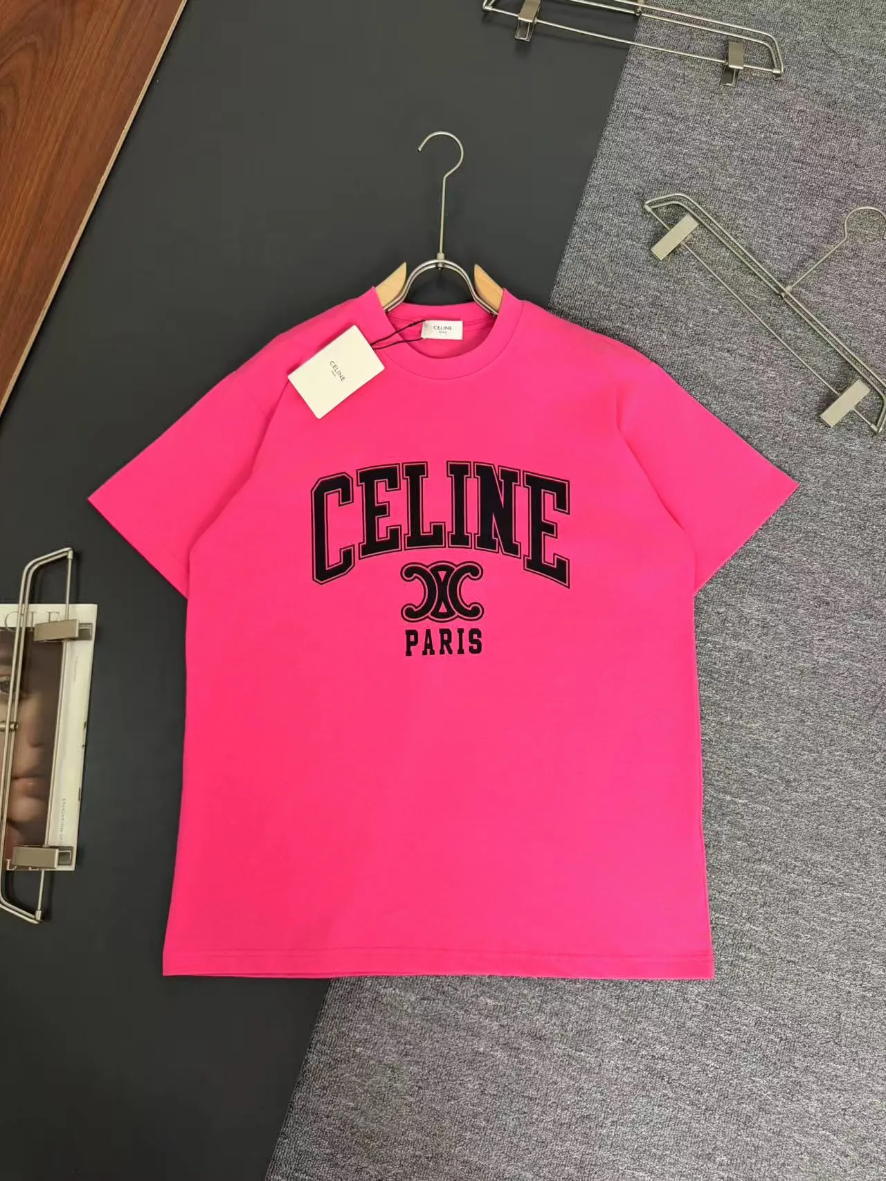 🅿️200 CELINE* Celine* 320g heavyweight pure cotton T-shirt with loose fit and three-dimensional printed logo design. Spring and summer new round neck fashionable short-sleeved T-shirt. Comfortable against the skin, durable and easy to wear. Meticulous original craftsmanship, a must-have for casual and versatile colors. Color: white, black, rose. Size: S M L XL XXL