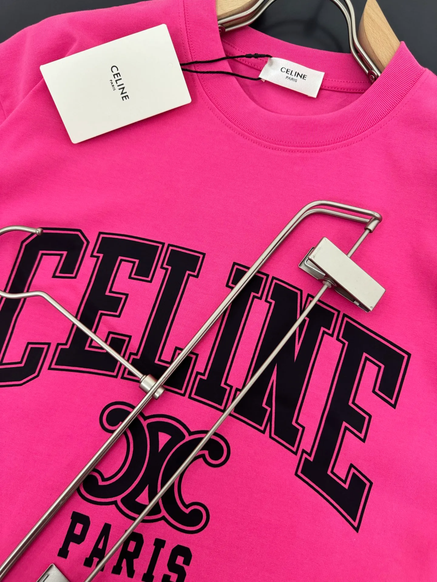 🅿️200 CELINE* Celine* 320g heavyweight pure cotton T-shirt with loose fit and three-dimensional printed logo design. Spring and summer new round neck fashionable short-sleeved T-shirt. Comfortable against the skin, durable and easy to wear. Meticulous original craftsmanship, a must-have for casual and versatile colors. Color: white, black, rose. Size: S M L XL XXL