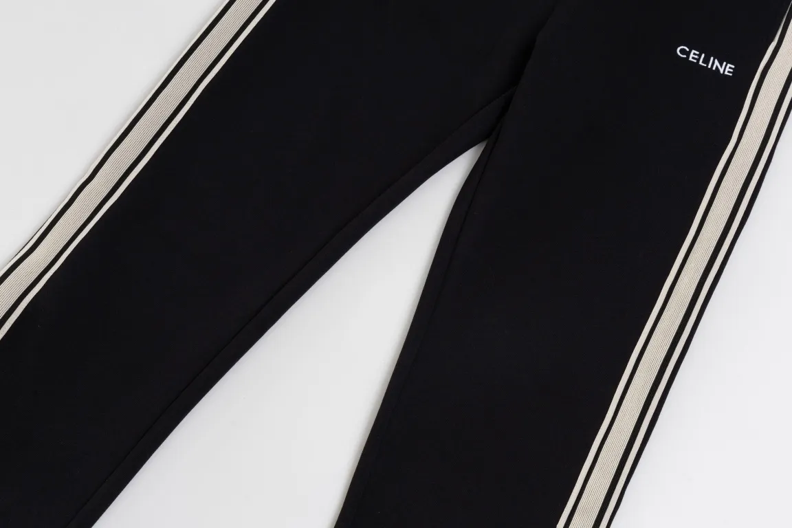 🅿️280 style number/G145 Celine small label letter embroidered beige webbing sweatpants CELINE official website consistent style Fabric: 450g high-weight premium composite fabrics, same color weaving and dyeing threads in the same cylinder, consistent color Three-dimensional and full small label embroidery ➕Jacquard ribbon Supporting: complete three labels Cardboard oil paper code sticker packaging High temperature pre-shrinking process before production will not shrink and deformation Imported machine professional plate production os version can be worn up to 200 pounds. The size is measured manually. The error of 2-3cm is normal. Color: black size: s m l xl