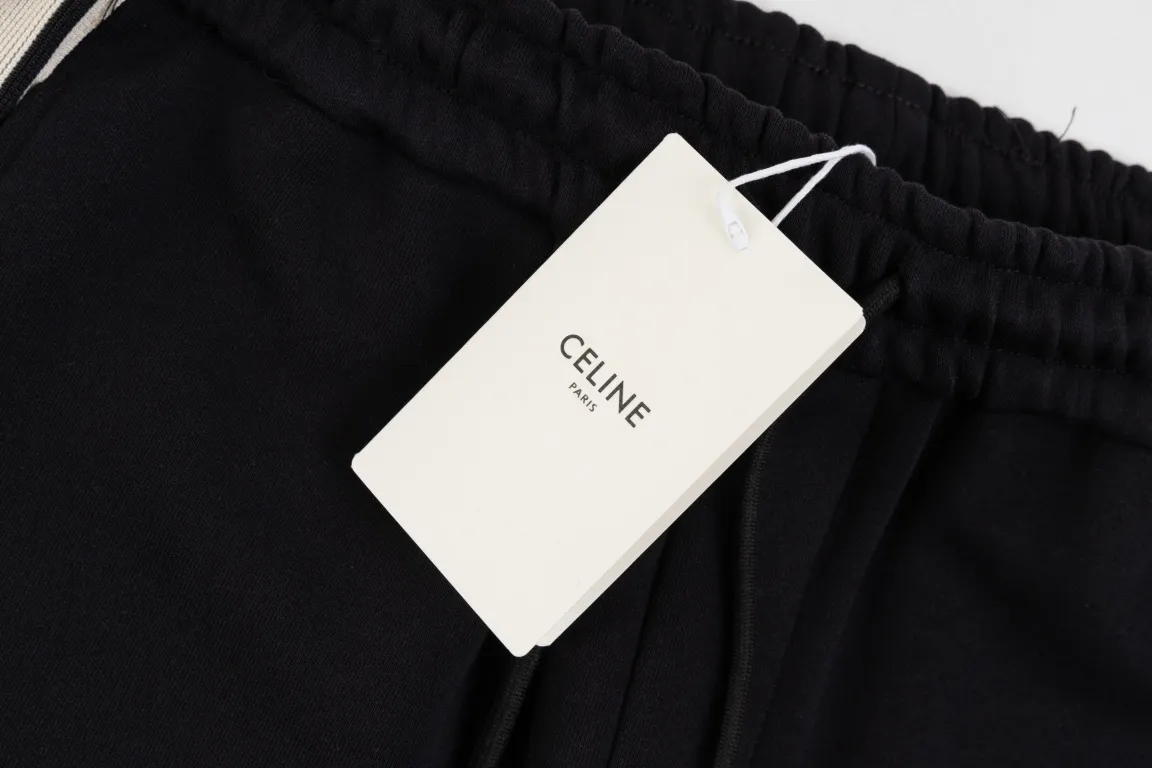 🅿️280 style number/G145 Celine small label letter embroidered beige webbing sweatpants CELINE official website consistent style Fabric: 450g high-weight premium composite fabrics, same color weaving and dyeing threads in the same cylinder, consistent color Three-dimensional and full small label embroidery ➕Jacquard ribbon Supporting: complete three labels Cardboard oil paper code sticker packaging High temperature pre-shrinking process before production will not shrink and deformation Imported machine professional plate production os version can be worn up to 200 pounds. The size is measured manually. The error of 2-3cm is normal. Color: black size: s m l xl