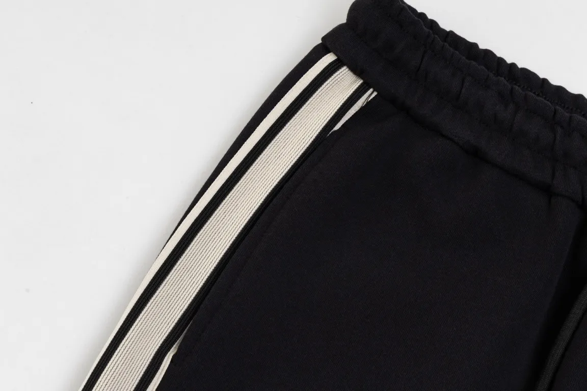 🅿️280 style number/G145 Celine small label letter embroidered beige webbing sweatpants CELINE official website consistent style Fabric: 450g high-weight premium composite fabrics, same color weaving and dyeing threads in the same cylinder, consistent color Three-dimensional and full small label embroidery ➕Jacquard ribbon Supporting: complete three labels Cardboard oil paper code sticker packaging High temperature pre-shrinking process before production will not shrink and deformation Imported machine professional plate production os version can be worn up to 200 pounds. The size is measured manually. The error of 2-3cm is normal. Color: black size: s m l xl