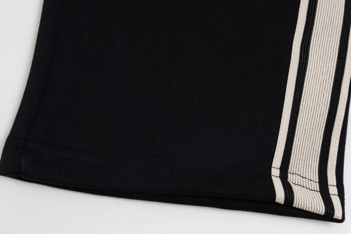 🅿️280 style number/G145 Celine small label letter embroidered beige webbing sweatpants CELINE official website consistent style Fabric: 450g high-weight premium composite fabrics, same color weaving and dyeing threads in the same cylinder, consistent color Three-dimensional and full small label embroidery ➕Jacquard ribbon Supporting: complete three labels Cardboard oil paper code sticker packaging High temperature pre-shrinking process before production will not shrink and deformation Imported machine professional plate production os version can be worn up to 200 pounds. The size is measured manually. The error of 2-3cm is normal. Color: black size: s m l xl