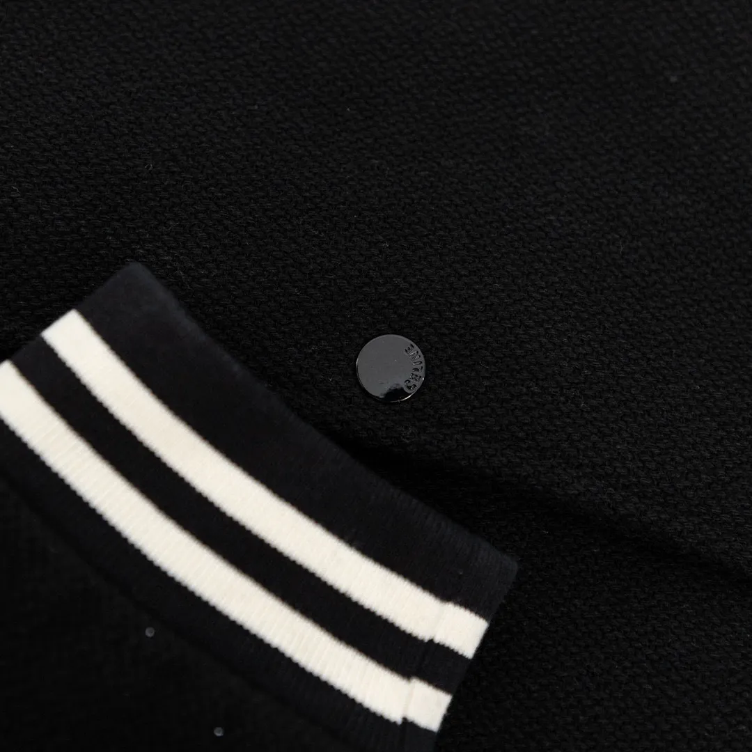 🅿️530 CELINE 24FW shoulder patch leather baseball jacket. The fabric is made of wool blended material. The whole garment uses wool threads to support detection. The shoulder position is made of leather splicing technology. The leather is soft and has clear texture. The cupro ammonia fiber lining is close to the skin and comfortable to wear. The buttons are studded with letters facing down, the same size for men and women. Code number: 46/48/50/52