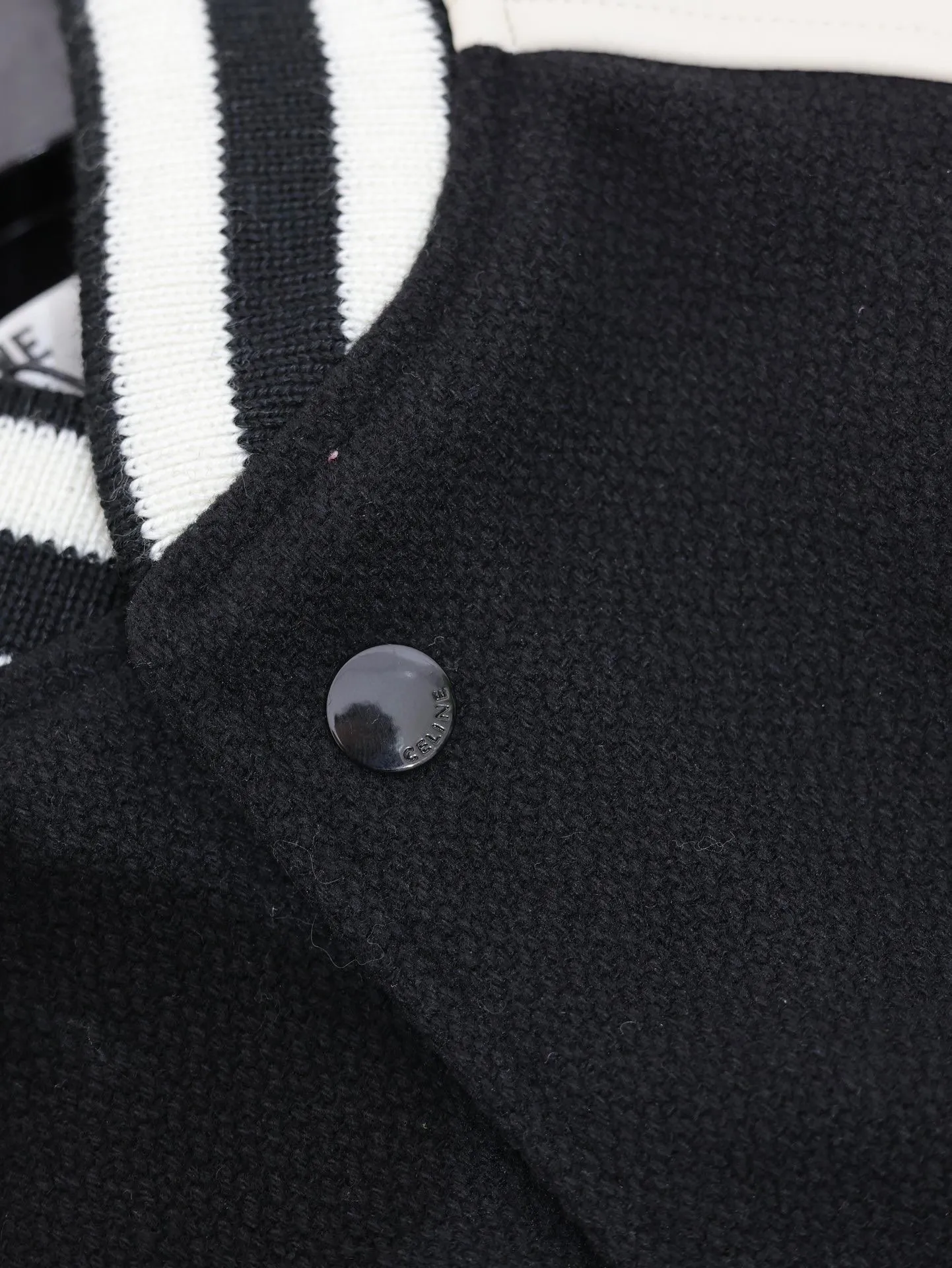 🅿️530 CELINE 24FW shoulder patch leather baseball jacket. The fabric is made of wool blended material. The whole garment uses wool threads to support detection. The shoulder position is made of leather splicing technology. The leather is soft and has clear texture. The cupro ammonia fiber lining is close to the skin and comfortable to wear. The buttons are studded with letters facing down, the same size for men and women. Code number: 46/48/50/52