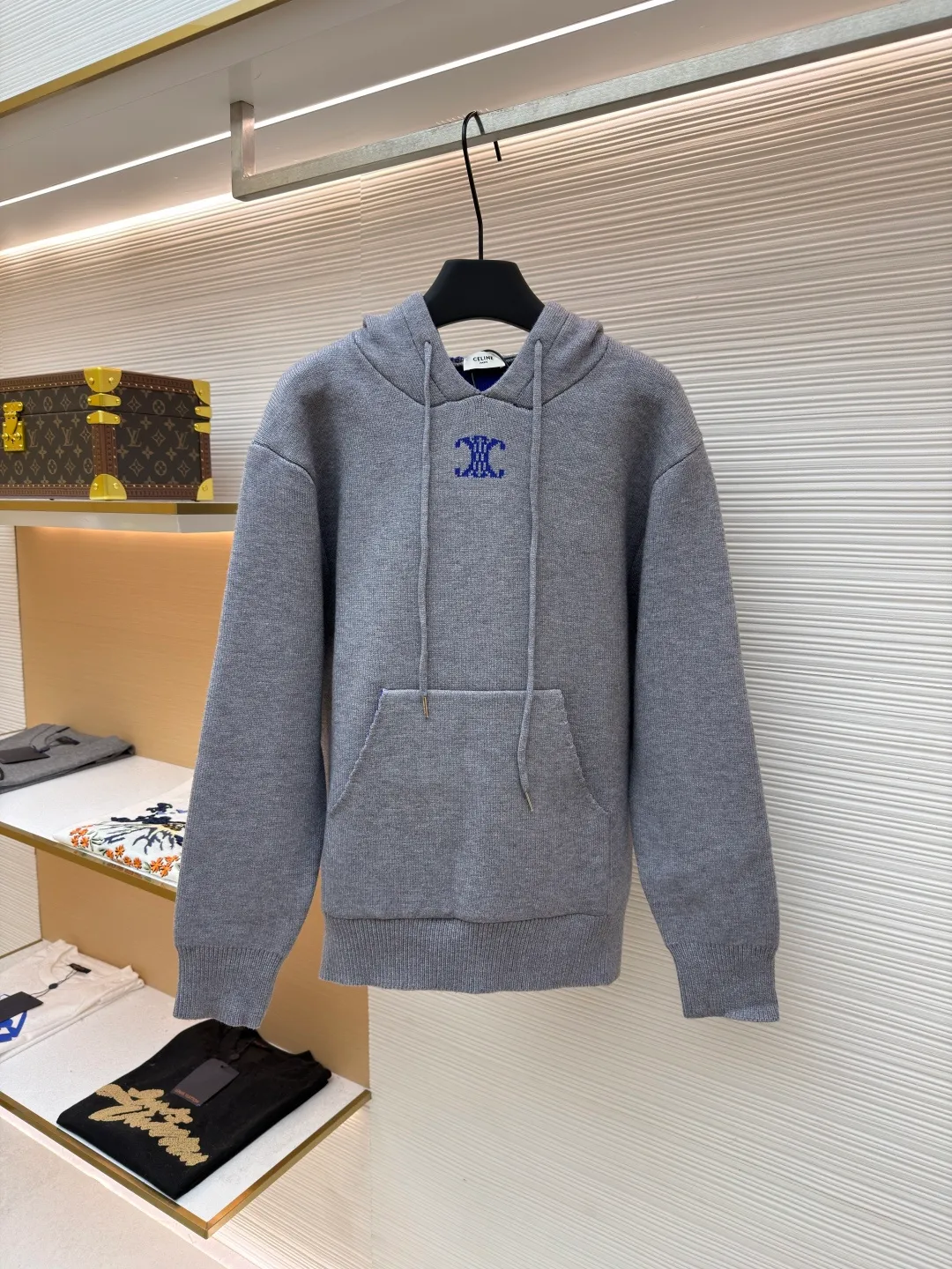 Celine Arc de Triomphe jacquard logo knitted hoodie ●Original version: purchased and developed by 12312 ●Item number: 1681935-B15 ●Fabric: wool blended fabric ●Technology: jacquard knitting ●Color: gray ●Version: fitted version ●Weight: about 1035 grams ●Size: S-M-L-XL ●Description: Made of 50% wool, 10% cashmere, 40% cotton. This fabric is originally stitched, dyed and woven. The weight of ready-made garments is about 920-960 grams. The thermal effect and upper body effect are perfect. Using the 7-needle jacquard process, a single piece of clothing takes 320 minutes to complete. The rope is custom-woven and dyed, the tail clip is made from the original mold, and the brand logo is laser-engraved on the surface. RIOMPHE embroidered loose fit hood with adjustable drawstring, metal hoop engraved with CELINE PARIS 1 kangaroo pocket with ribbed trim. The overall wiring is straight and delicate, the fabric is comfortable and soft, and the color is consistent without color difference. It can be matched with the same style to create a fashionable look and control various occasions. Customized accessories, complete with three standards, same style for men and women!
